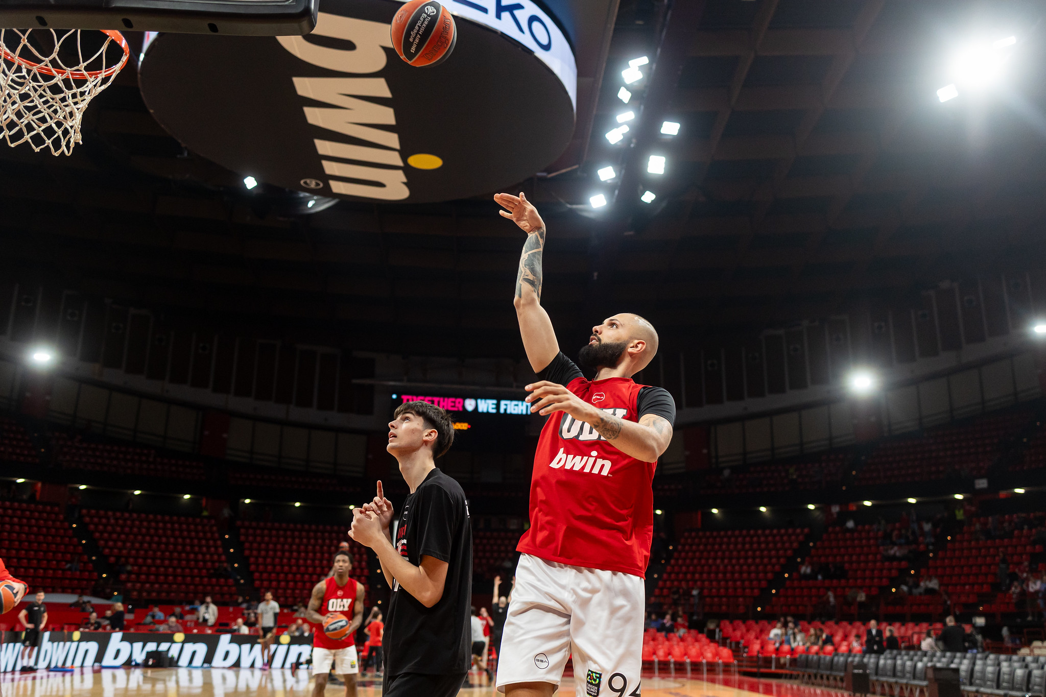 Alors que les médias grecs ont évoqué une prolongation jusqu'en 2028, voire pour le restant de sa carrière, Evan Fournier a démenti les informations publiées sur ses réseaux sociaux.