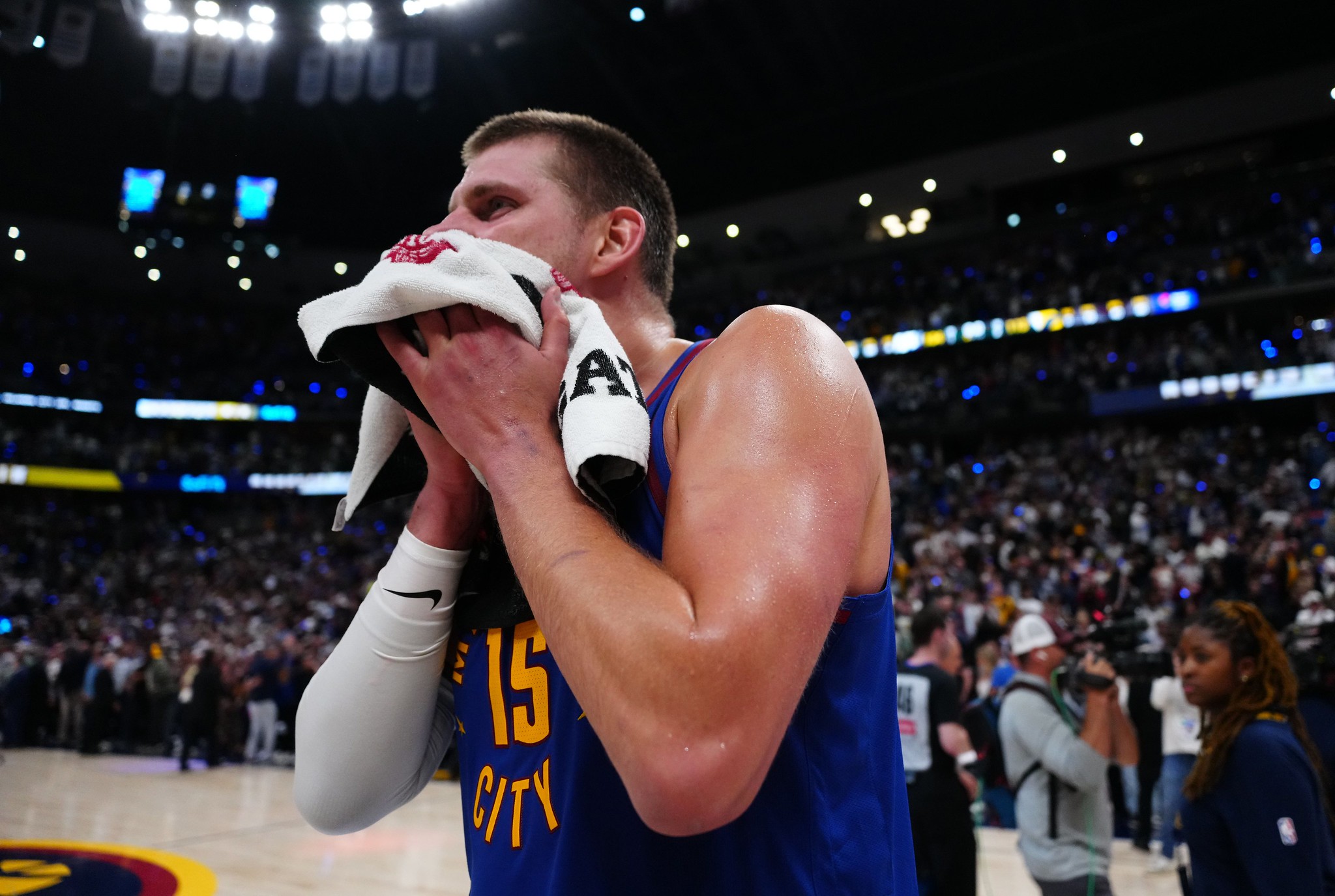 Le triple MVP des Denver Nuggets Nikola Jokić a célébré avec émotion la victoire de son cheval lors d'une course en Serbie.