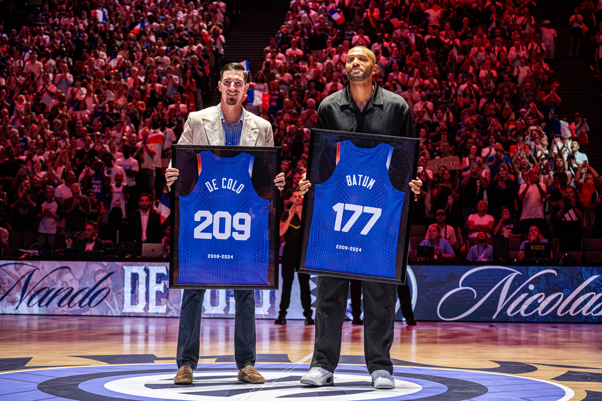 En marge du match de préparation à l'EuroBasket contre l'Espagne, les néo-retraités internationaux Nicolas Batum et Nando De Colo ont été honorés par la FFBB. Avec forcément beaucoup d'émotions au rendez-vous pour deux tauliers historiques des Bleus.