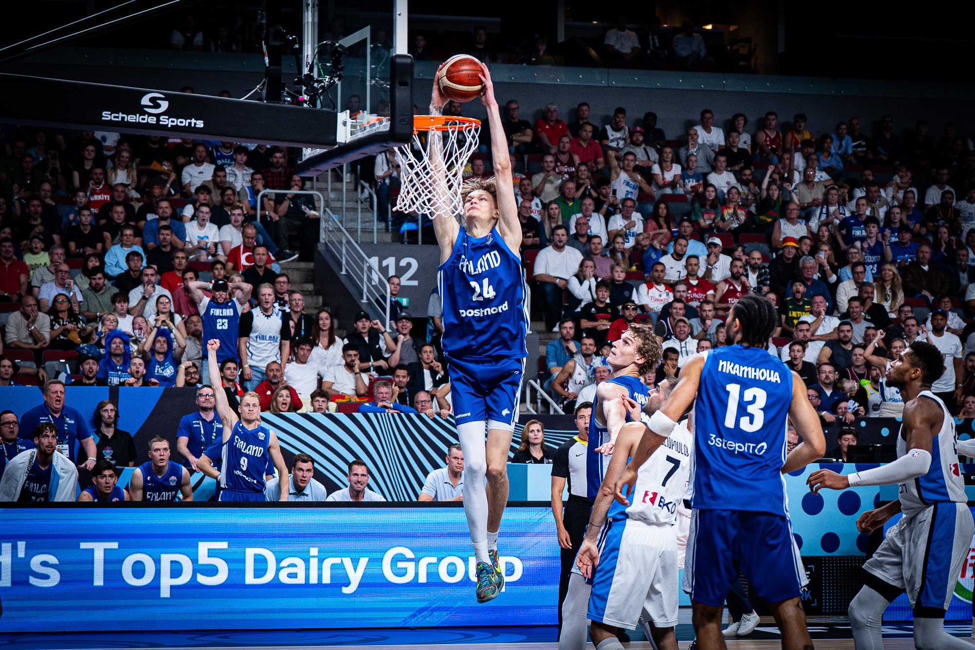 Après avoir brillé lors de l’EuroLeague 2025 avec des moyennes de 6,6 points et 1,9 rebond, mais surtout des performances athlétiques remarquables contribuant à la historique quatrième place de la Finlande, Miikka Muurinen avait annoncé qu’il ne retournerait pas à AZ Compass Prep en Arizona. Son départ est désormais officiel puis que le jeune ailier […]