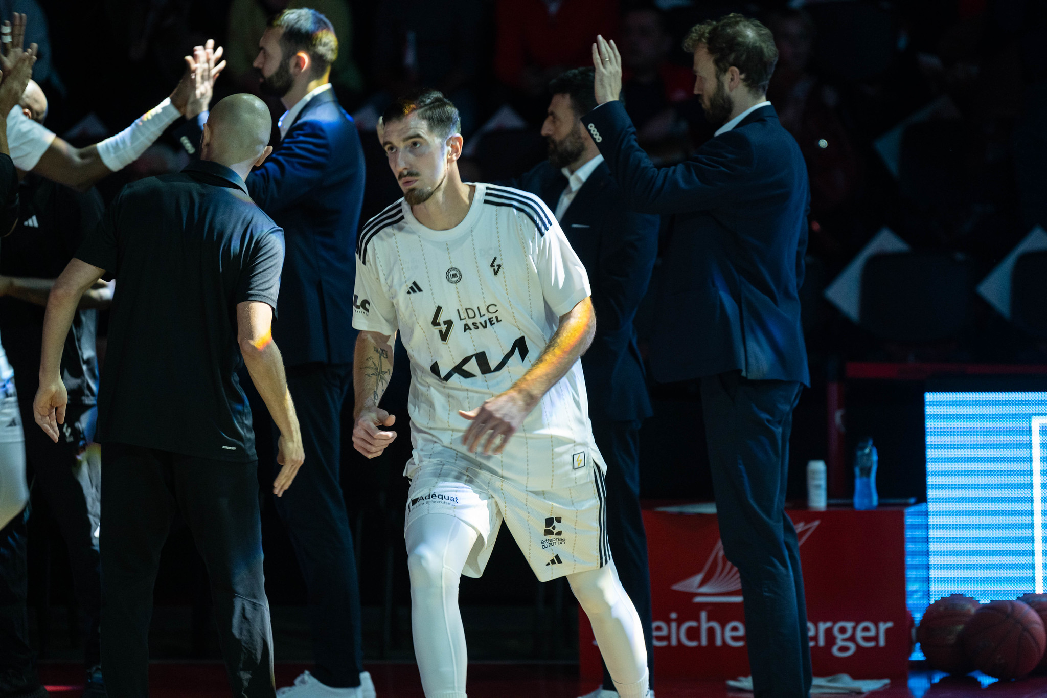 https://cdn.bebasket.fr/resources/images/blog/a-38-ans-nando-de-colo-se-lance-dans-sa-quatrieme-saison-a-lasvel-1f08db0b-9476-63ca-9a64-153c5e1dd795.jpg