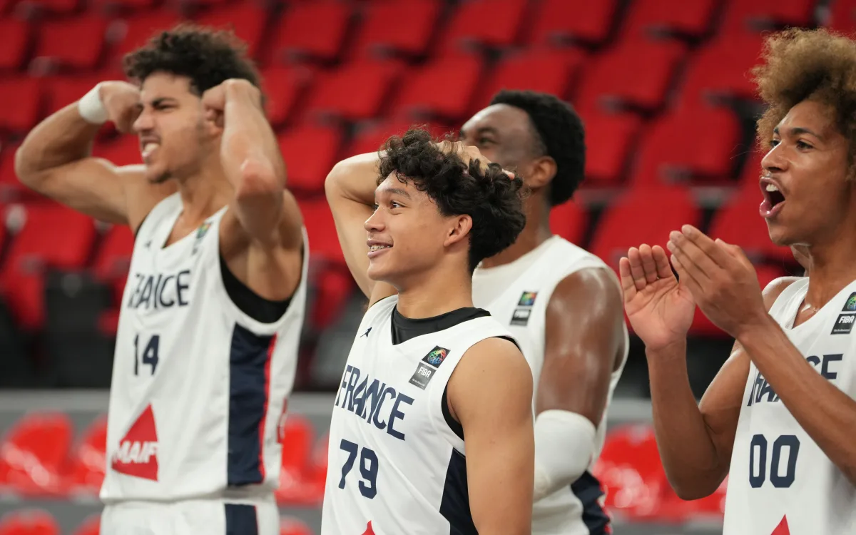 Aaron Towo-Nansi et Nathan Soliman réagissent au dunk de Mathias Fabien
