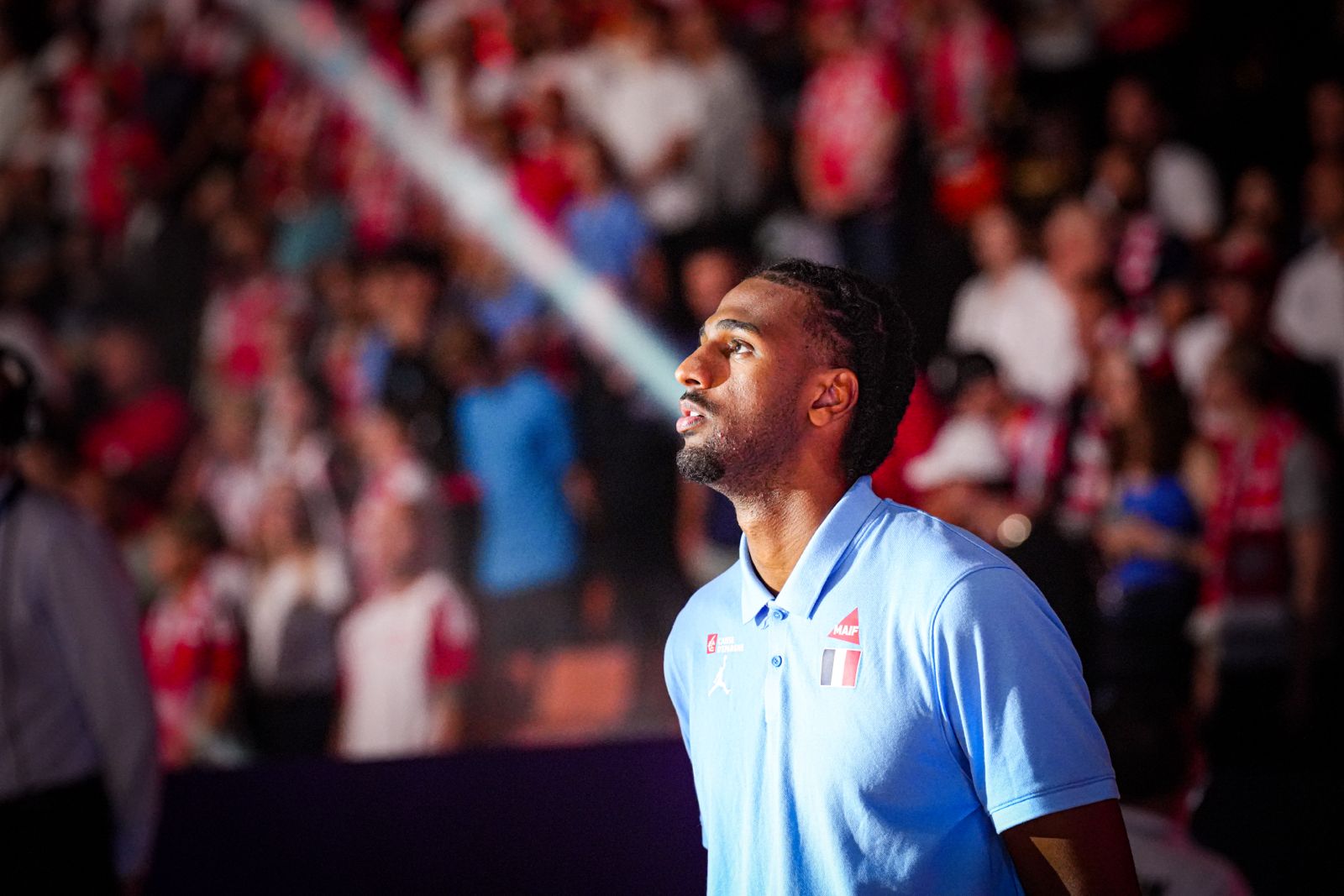 Alexandre Sarr seul sur le banc de touche avant France - Pologne, pendant la marseillaise