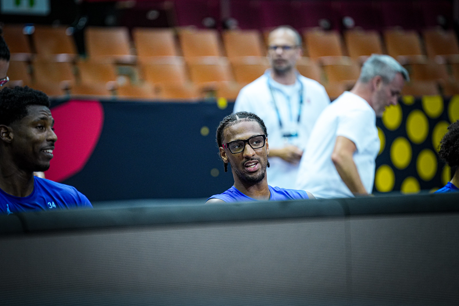 Alexandre Sarr sur le banc de touche à la fin de l'entraînement de l'équipe de France, ce lundi 1er septembre