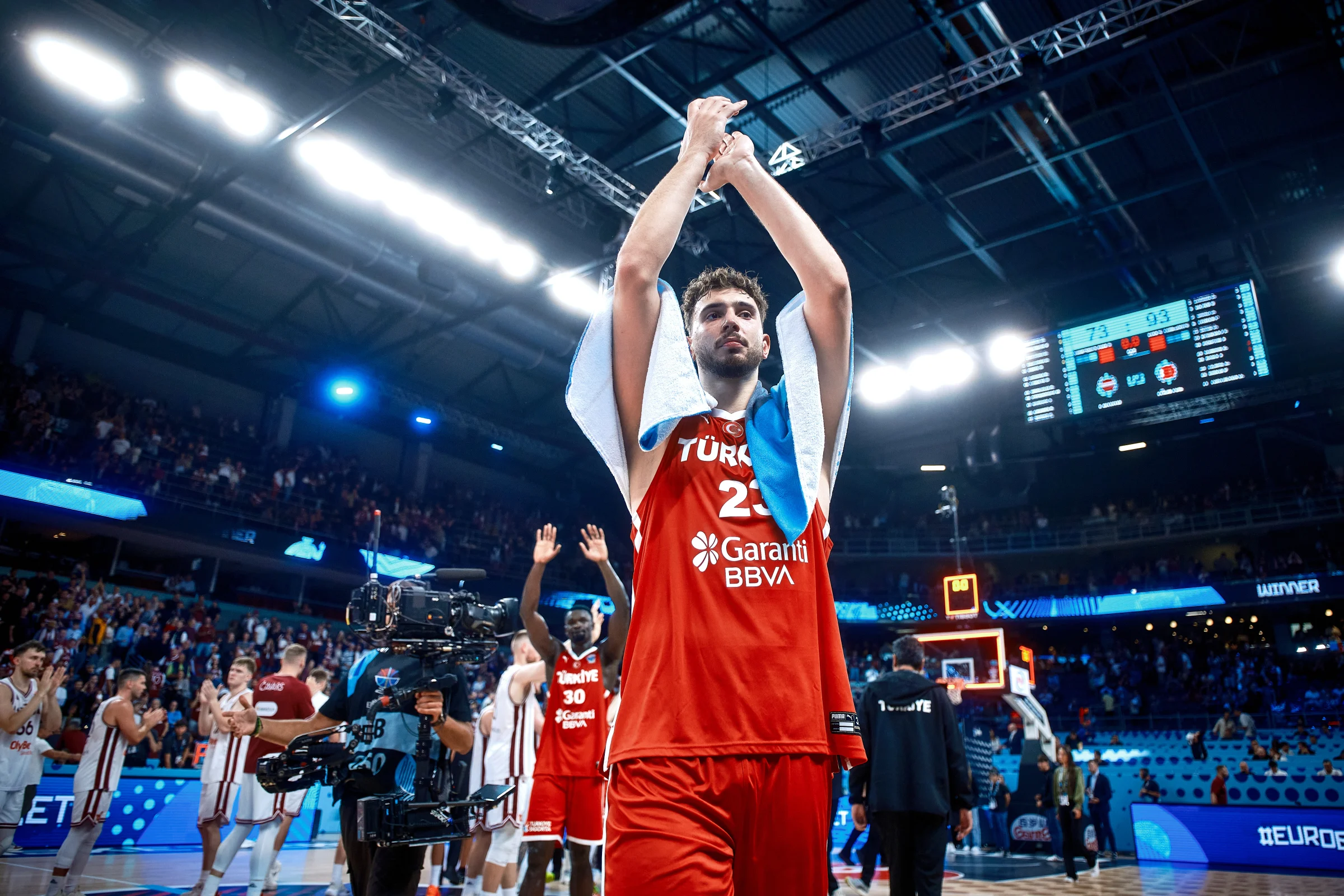 EuroBasket - La Turquie a parfaitement lancé son EuroBasket 2025 en s’imposant largement face à la Lettonie (93-73). Devant un public conquis d’avance à l’Arena Riga, Alperen Sengun et Cedi Osman ont pris les choses en main pour offrir un succès de référence aux hommes d’Ergin Ataman.