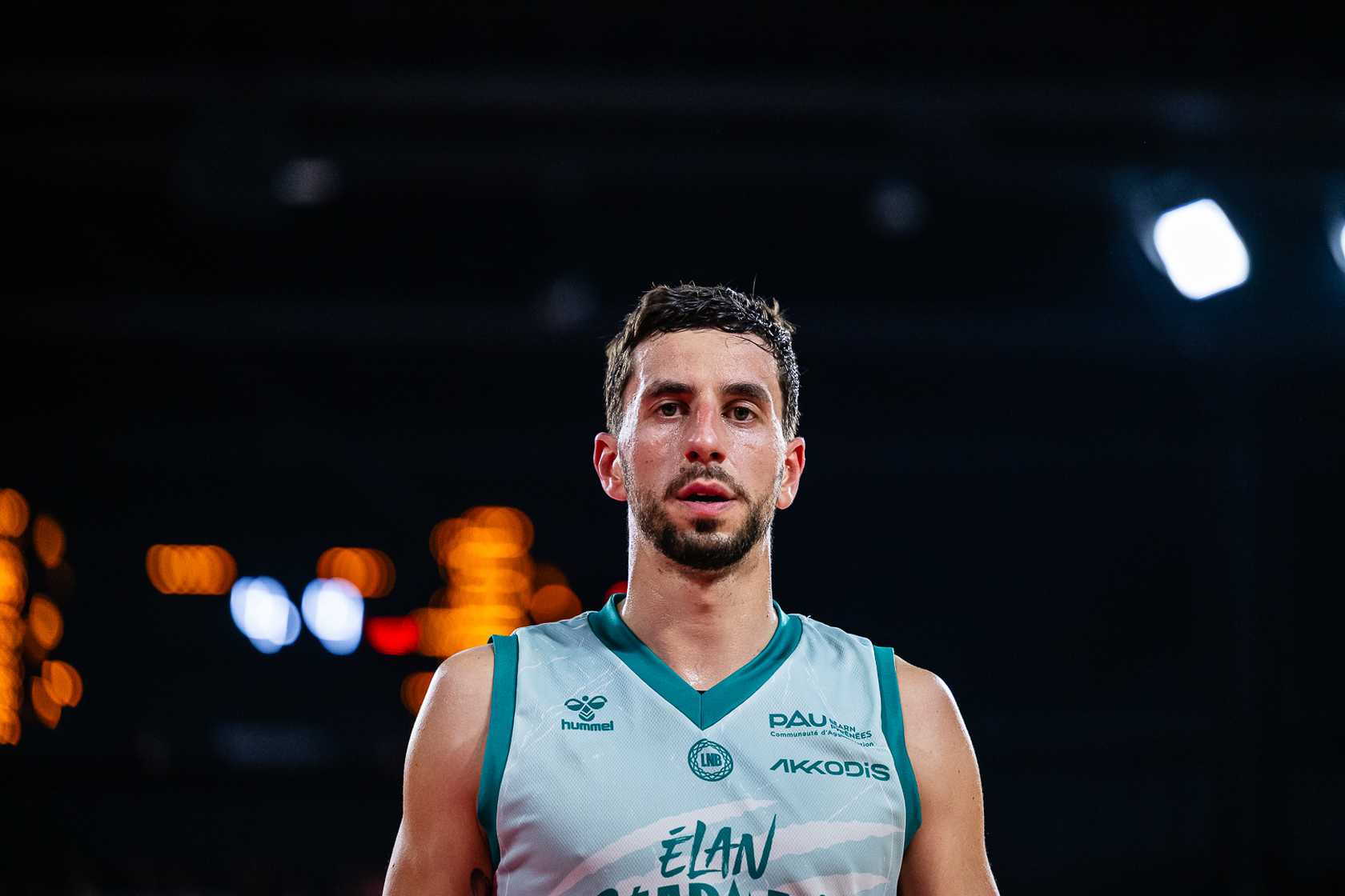 Bastien Pinault a inscrit un panier du milieu de terrain