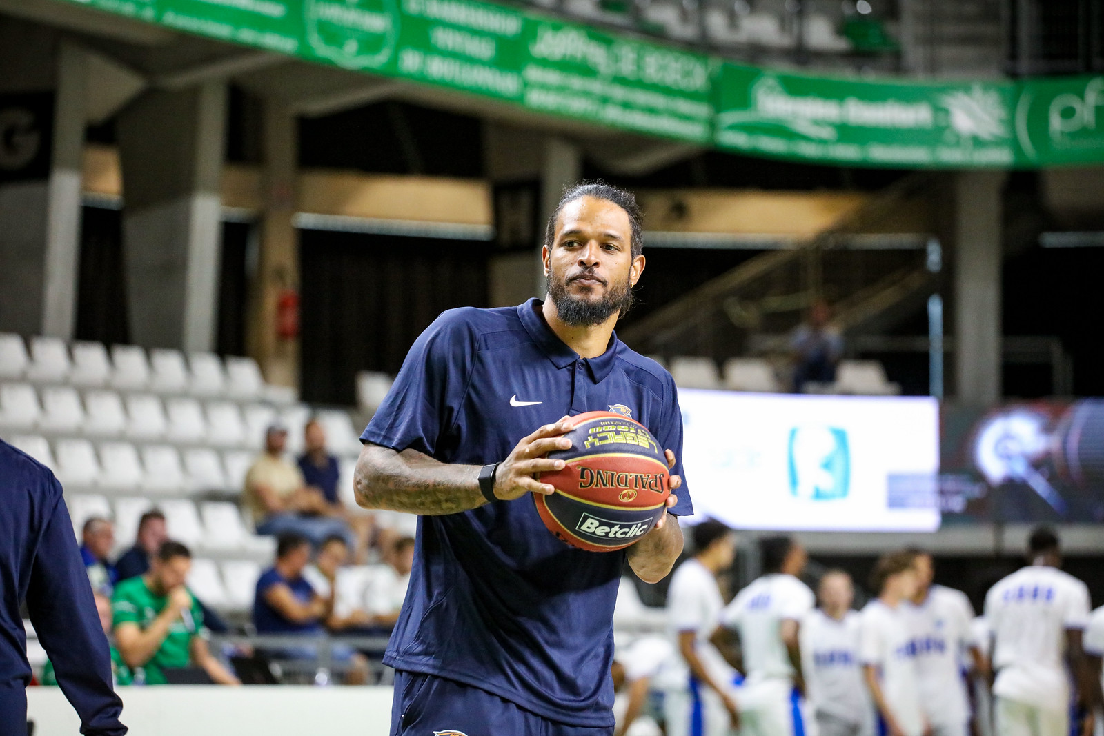 https://cdn.bebasket.fr/resources/images/blog/chris-babb-reste-en-civil-lors-des-matches-du-bcm-gravelines-dunkerque-1f0a36d6-e31c-6f42-8c8f-19d1302a27d0.jpg