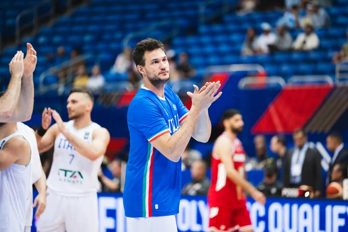 L’ancien joueur NBA Danilo Gallinari (2,04 m, 37 ans) a officiellement annoncé que l’EuroBasket 2025 sera sa dernière compétition internationale avec la Squadra. Du haut de ses 37 ans, le joueur vient de remporter son premier titre à Porto Rico, mais nourrit toutefois encore l’espoir de décrocher ce titre qui lui échappe depuis ses débuts […]