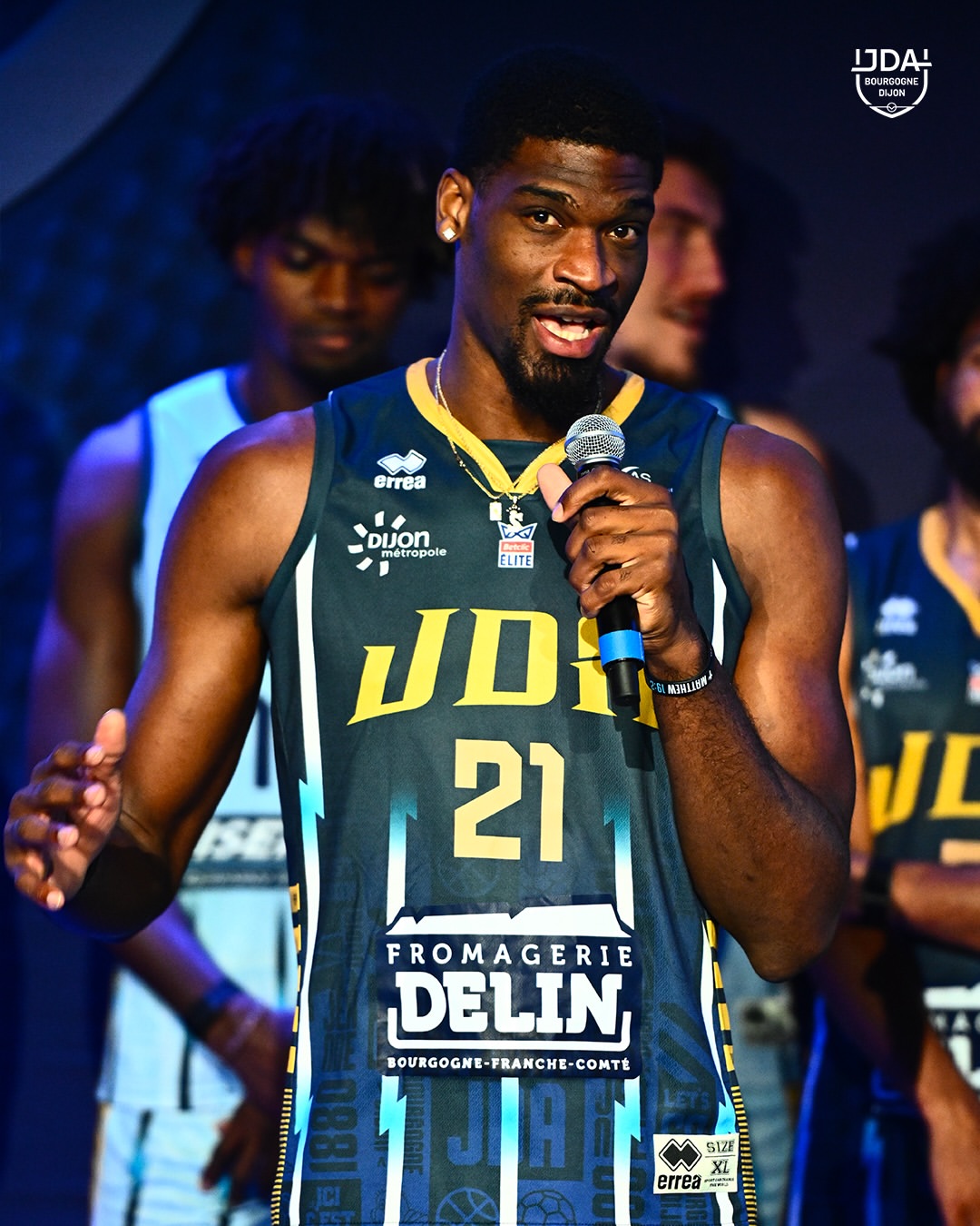 Shevon Thompson et le maillot domicile de la JDA Dijon. © JDA Dijon