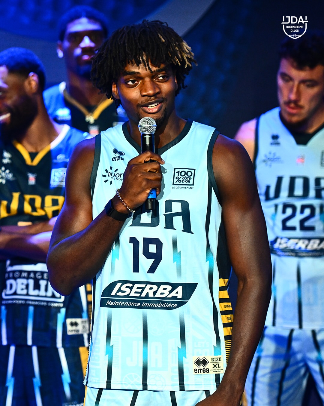 Elwin Ndjock et la tenue extérieur. © JDA Dijon