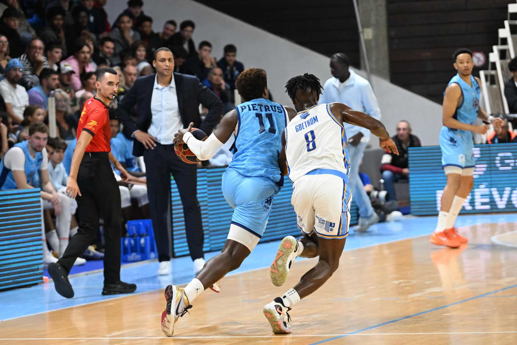 Dounia Issa attentif devant le banc vichyssois