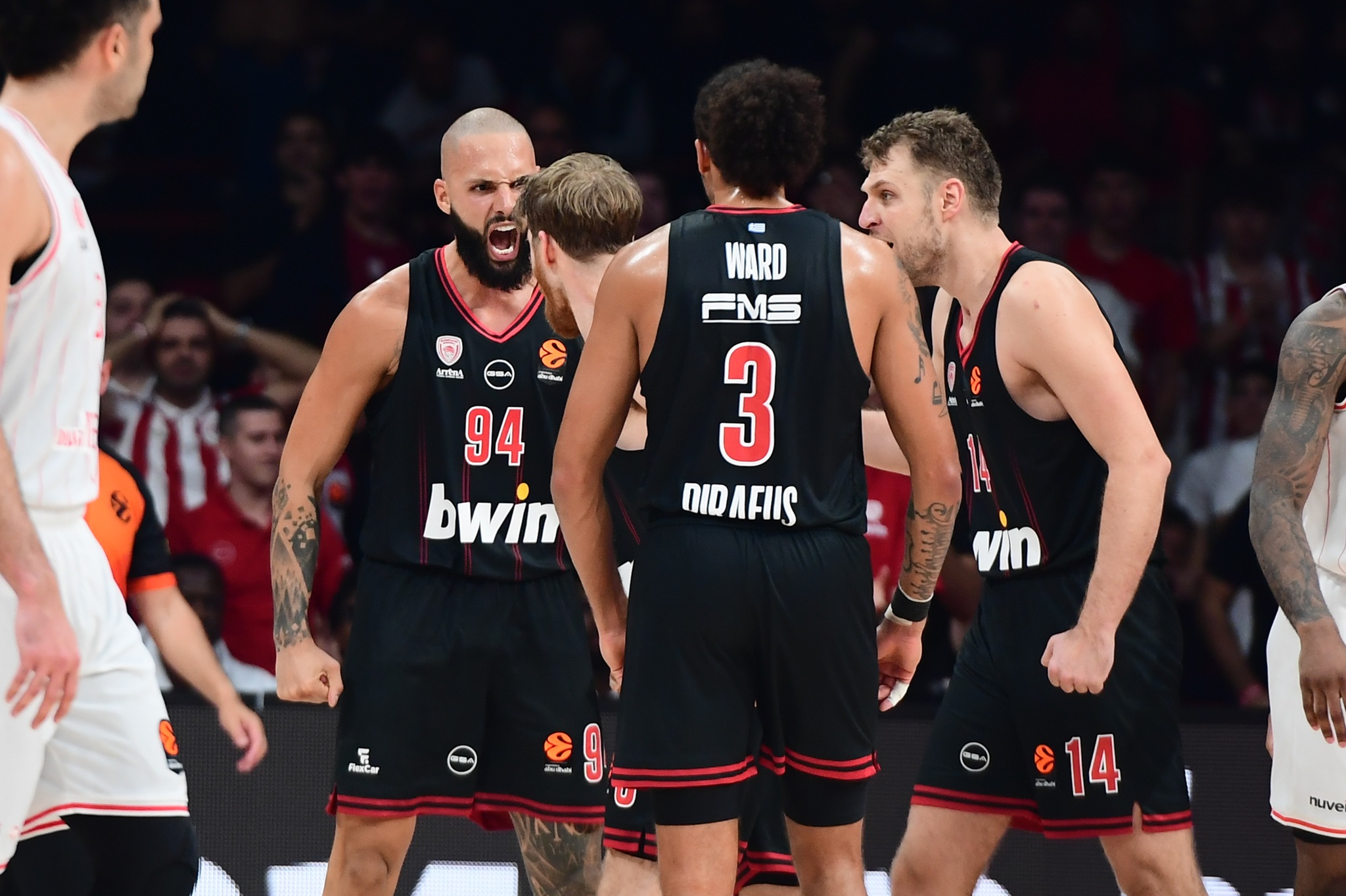 Evan Fournier (1,98 m, 33 ans) n’a pas encore retrouvé le rythme qui avait fait de lui l’un des cadres de l’Olympiakos la saison passée. Prolongé à prix d’or à l’intersaison, le Français, gêné par des pépins physiques, traverse un passage difficile sur le plan offensif. Ce vendredi, lors de la victoire des siens contre l’Hapoël […]