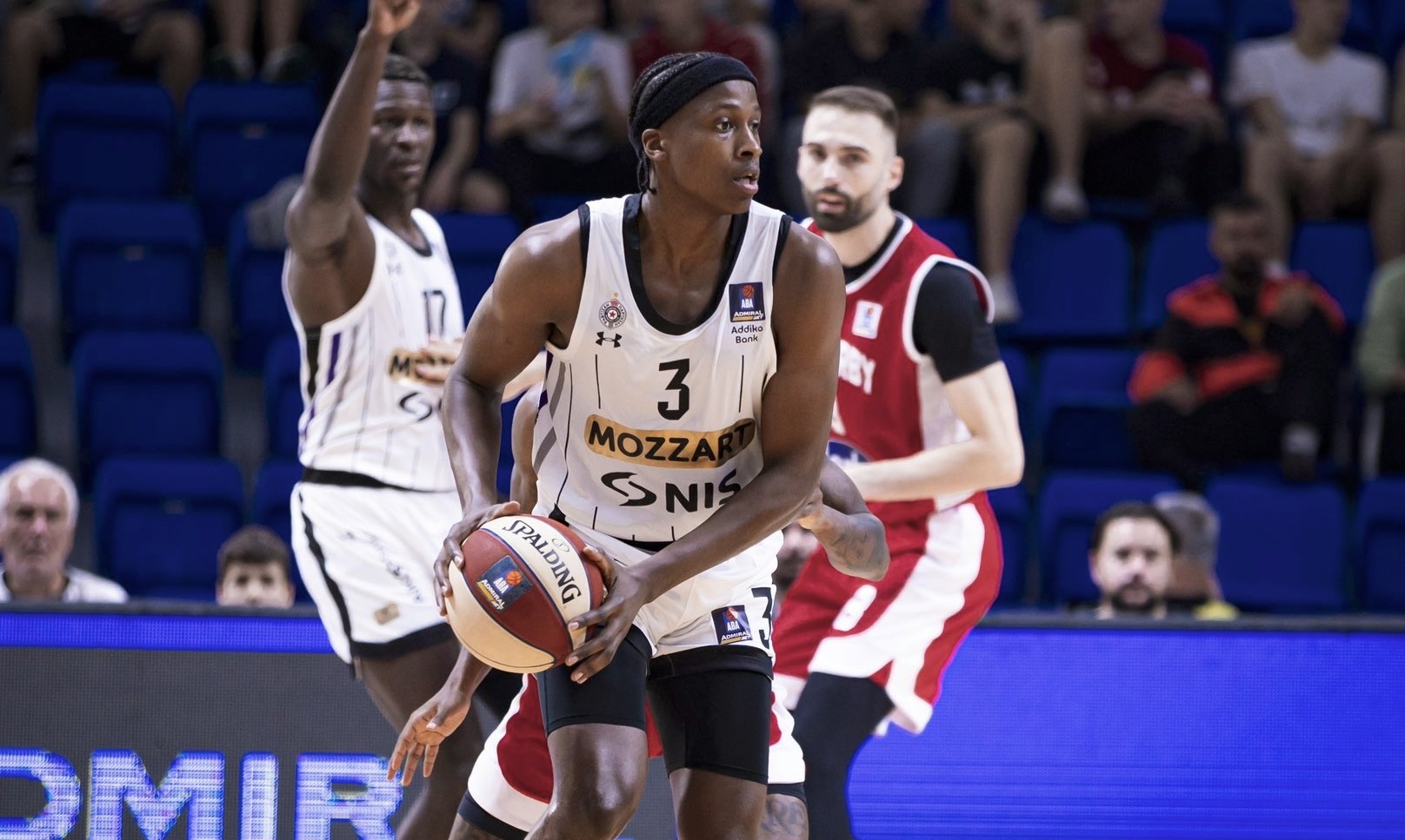 Frank Ntilikina confirme face à Jaylen Hoard et le Maccabi - BeBasket