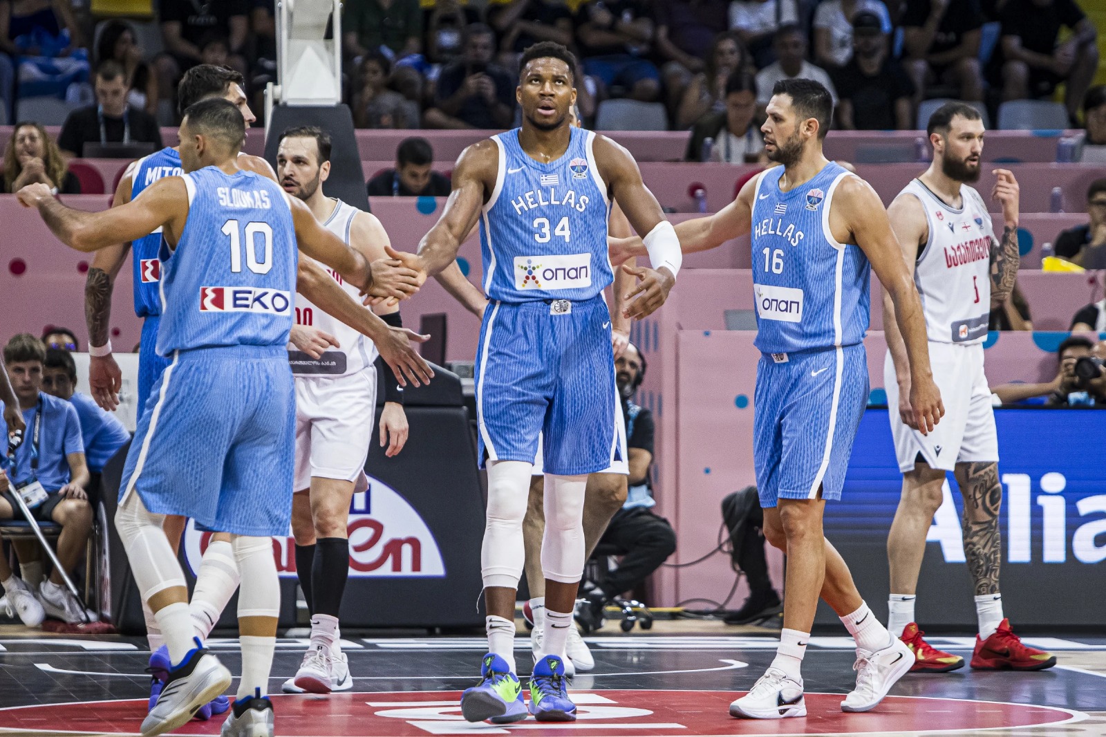 Giannis Antetokounmpo n’a pas pu tenir sa place ce mardi contre la Bosnie-Herzégovine, en raison de gênes au genou.