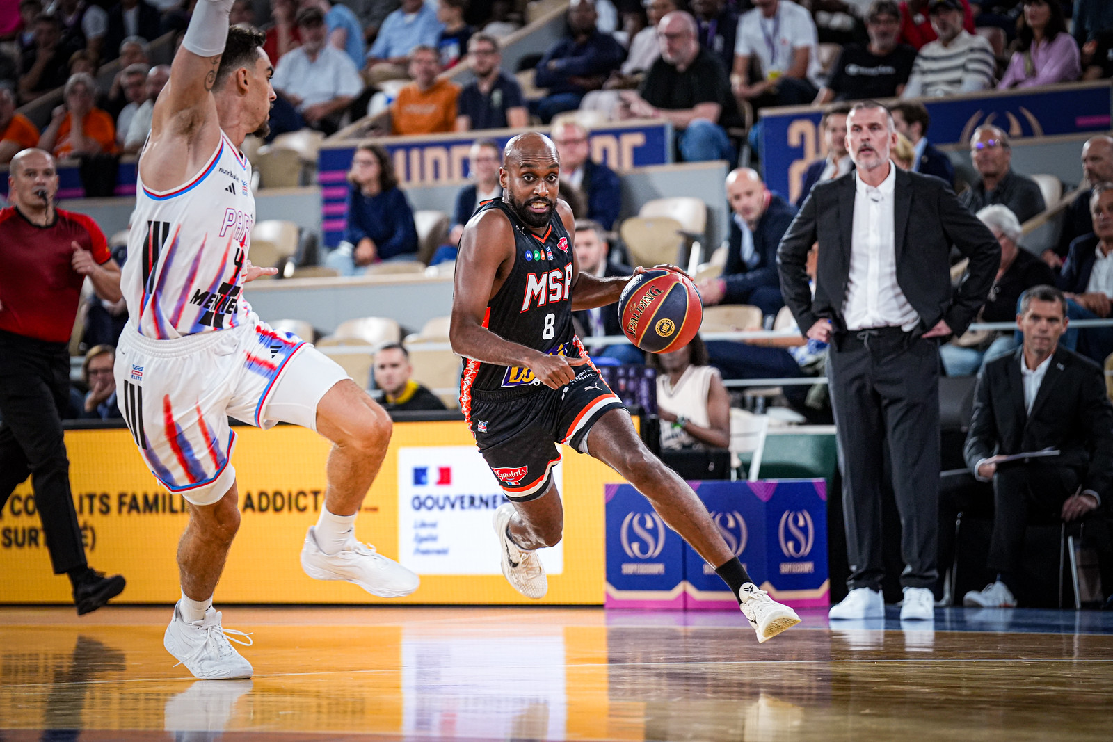https://cdn.bebasket.fr/resources/images/blog/johnny-berhanemeskel-ici-devant-son-coach-guillaume-vizade-a-ete-decisif-dans-la-victoire-du-mans-face-a-paris-1f0a3581-1b09-6a74-8bc8-8189b5083346.jpg