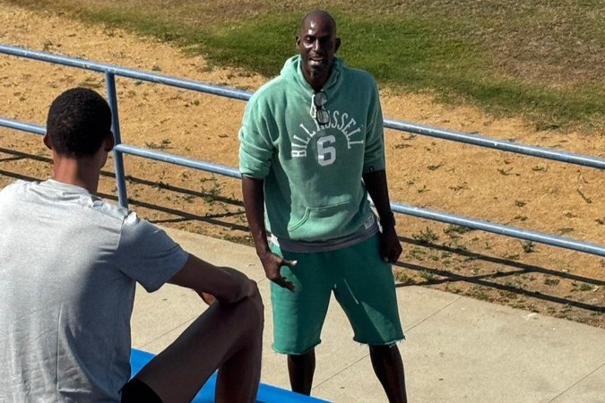 Le vice-champion olympique français a été aperçu aux côtés du champion NBA Kevin Garnett, pour une possible collaboration encore énigmatique.