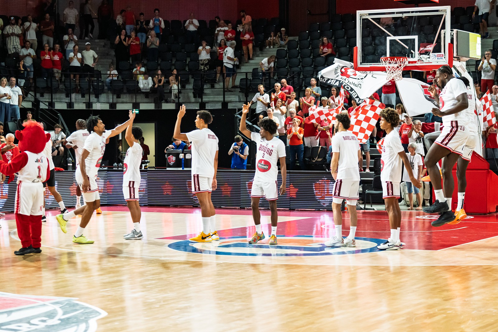 https://cdn.bebasket.fr/resources/images/blog/la-jl-bourg-est-allee-gagner-en-allemagne-en-match-de-presaison-1f09208e-4a52-6604-b1d2-7d0b9f51d5fc.jpg