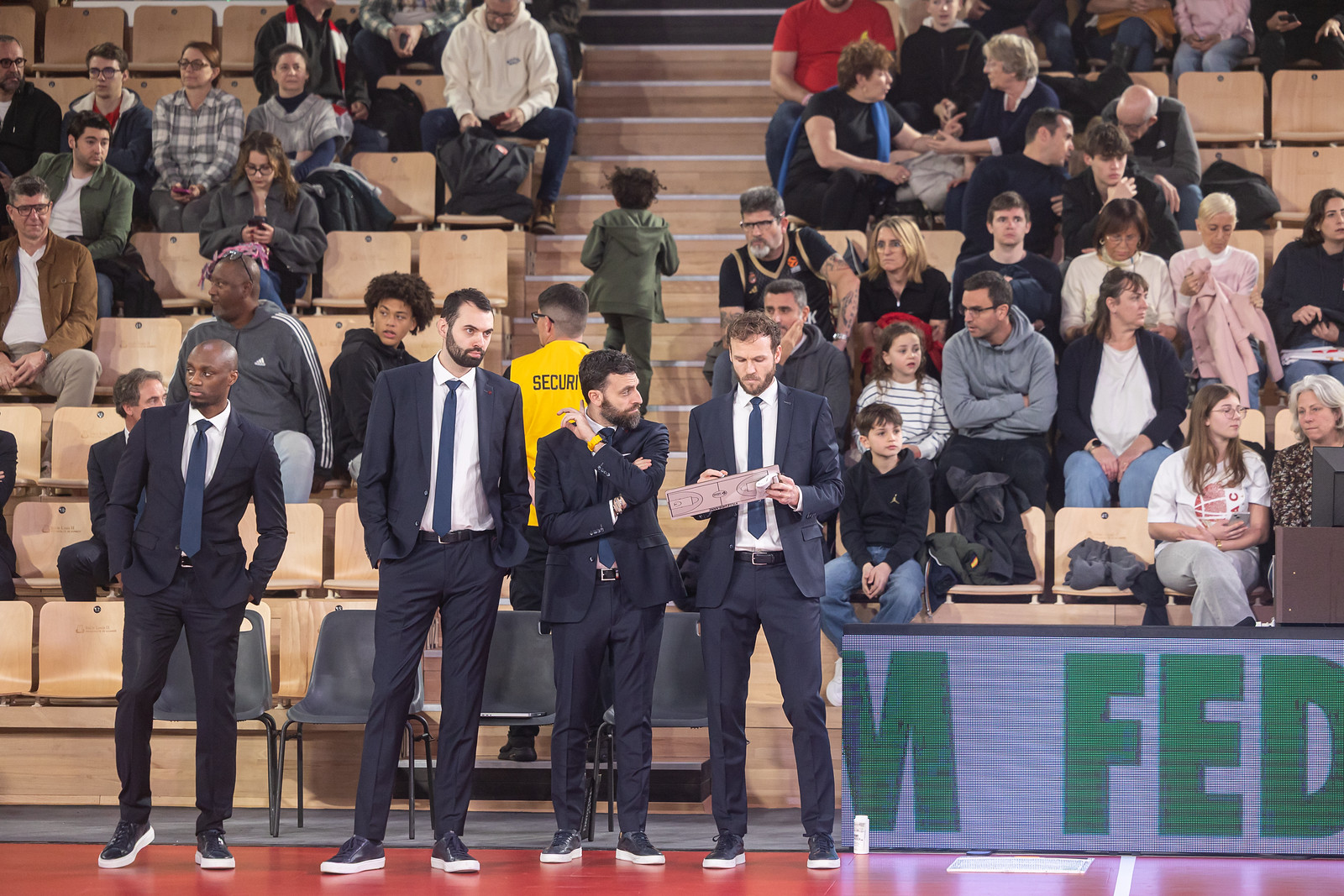 https://cdn.bebasket.fr/resources/images/blog/le-staff-de-lasvel-est-rassuree-leur-club-repartira-bien-en-betclic-elite-en-2025-2026-1f0529ef-365a-605a-8a39-57a47ac29f03.jpg