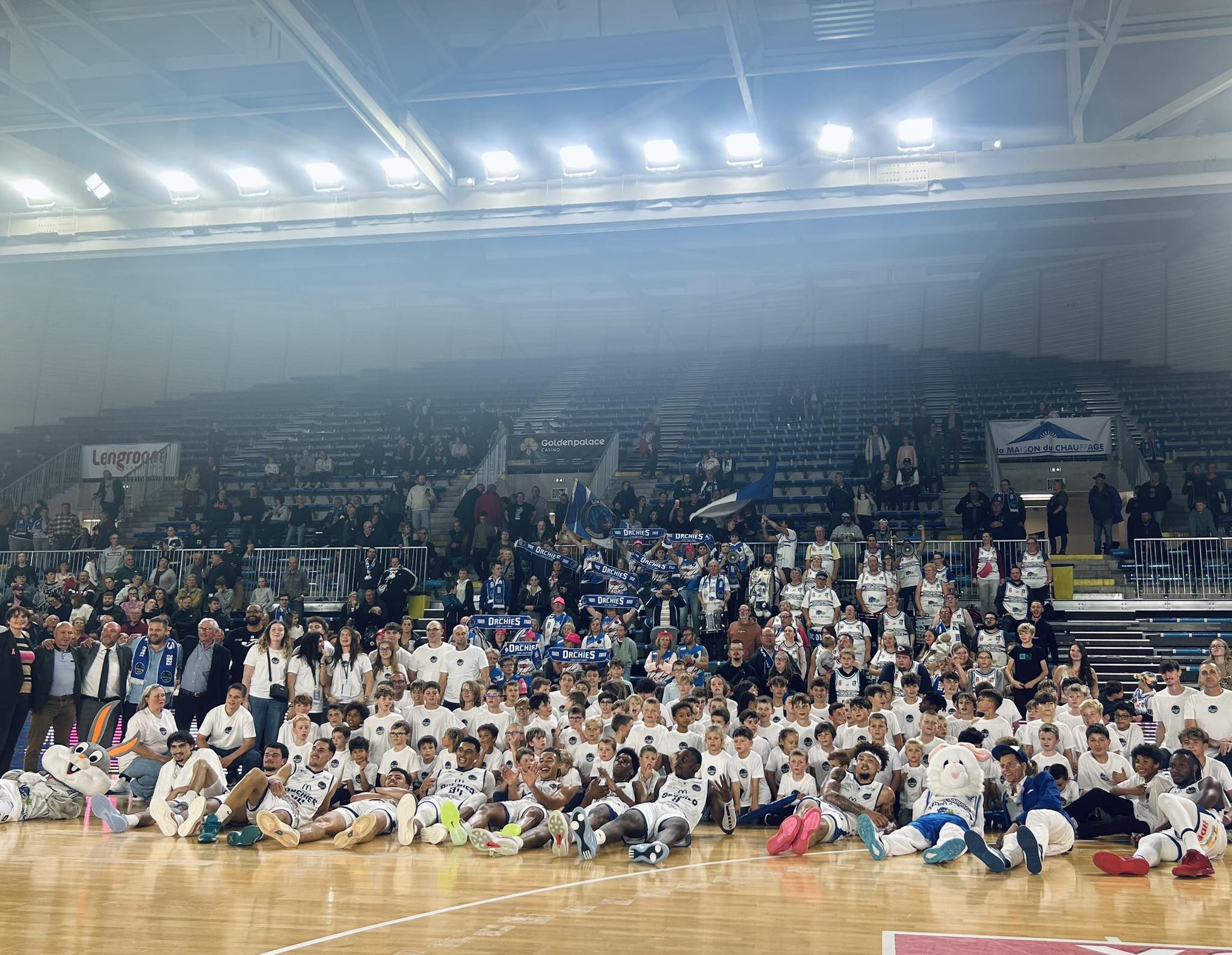 Les joueurs d'Orchies posent devant leur public après une quatrième victoire en quatre matches