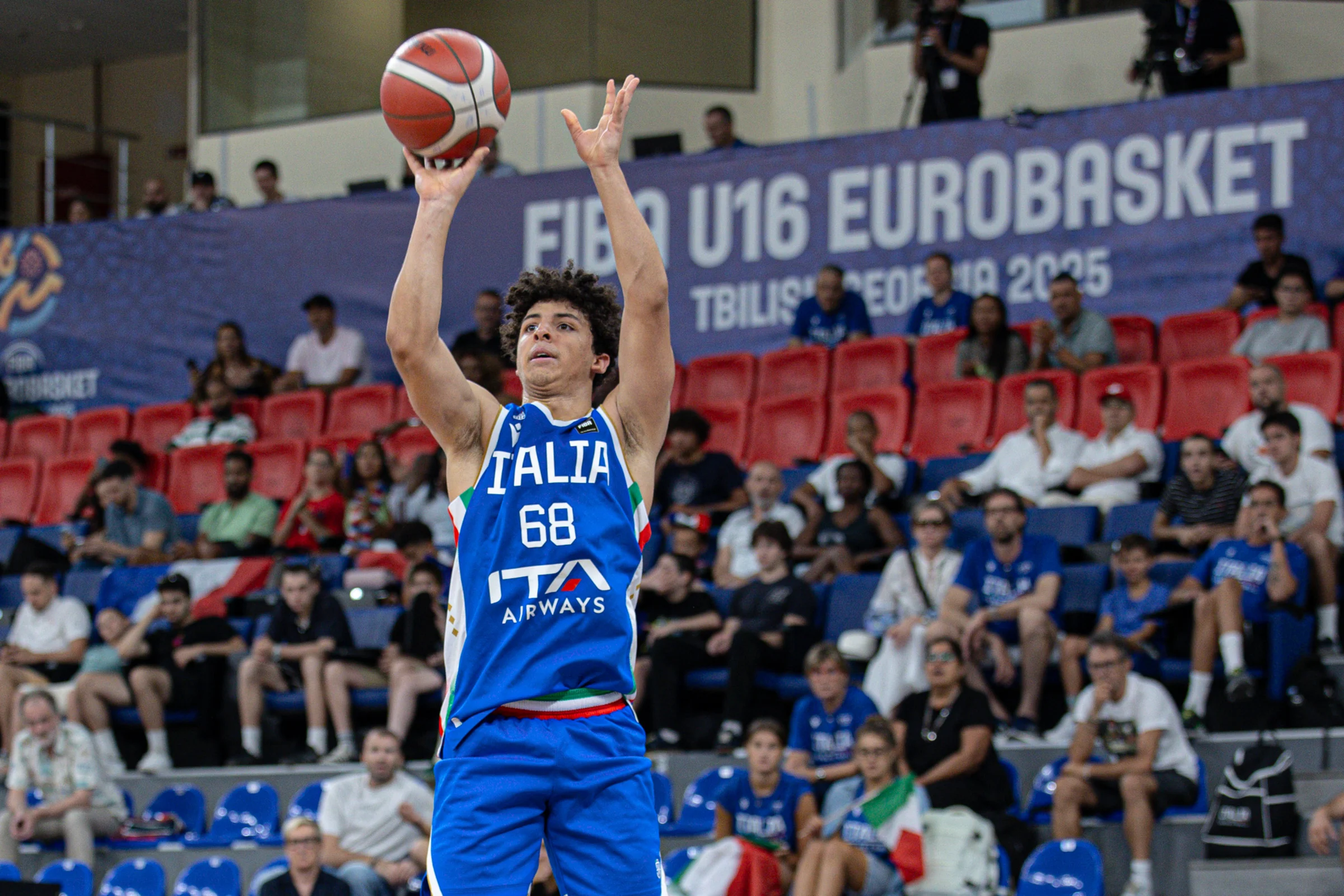 Équipe de France - En quart de finale de l’EuroBasket U16, un tir à trois points signé Mario Machetti dans les toutes dernières secondes a scellé la victoire de l’Italie et précipité l’élimination cruelle de l’équipe de France (73-76), pourtant en position de force quelques minutes plus tôt.
