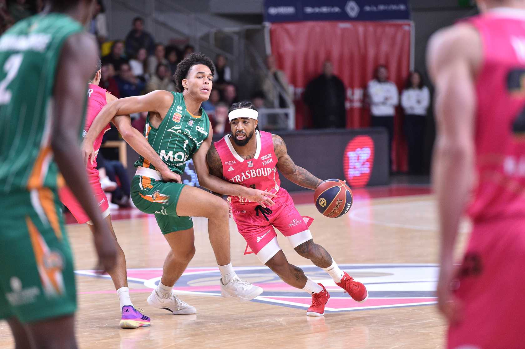 En Betclic Élite, Limoges et Nanterre poursuivent leur bon début de saison. Le CSP a remporté un deuxième succès consécutif après un final à suspense contre Dijon, tandis que les Franciliens ont offert un véritable récital offensif face à Gravelines. De son côté, Strasbourg, battue à Cholet la semaine passée, s’est reprise devant son public […]