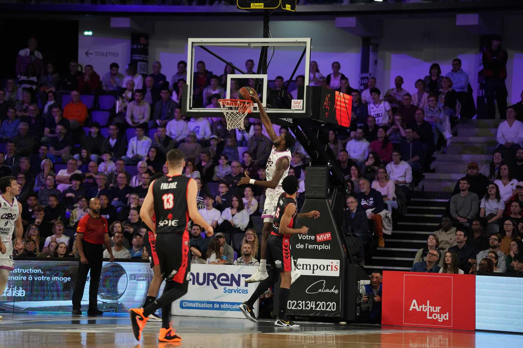 De 69-77 à 106-96 dans les trois dernières minutes, puis la prolongation, soit un 37-19 pour terminer : Caen a gagné un match improbable, ou plutôt Aix-Maurienne a laissé échapper une victoire qui lui tendait les bras. Une désillusion qui pourrait faire très mal à AMSB après l'épisode de son succès en sursis à Quimper.
