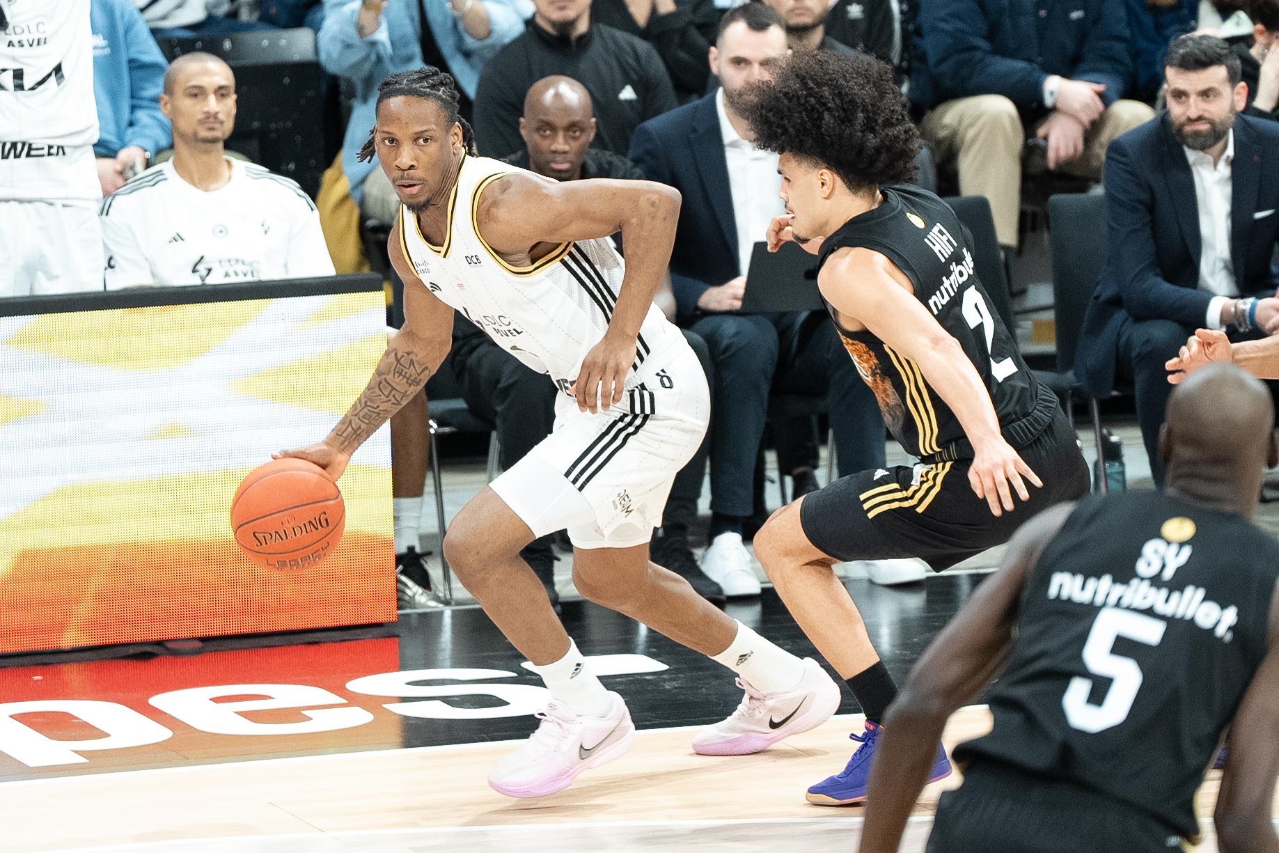 https://cdn.bebasket.fr/resources/images/blog/melvin-ajinca-face-a-nadir-hifi-un-duel-a-suivre-en-betclic-elite-en-2025-2026-1f077a6c-f2fb-6c70-b9f1-952ca4cd5ccb.jpg