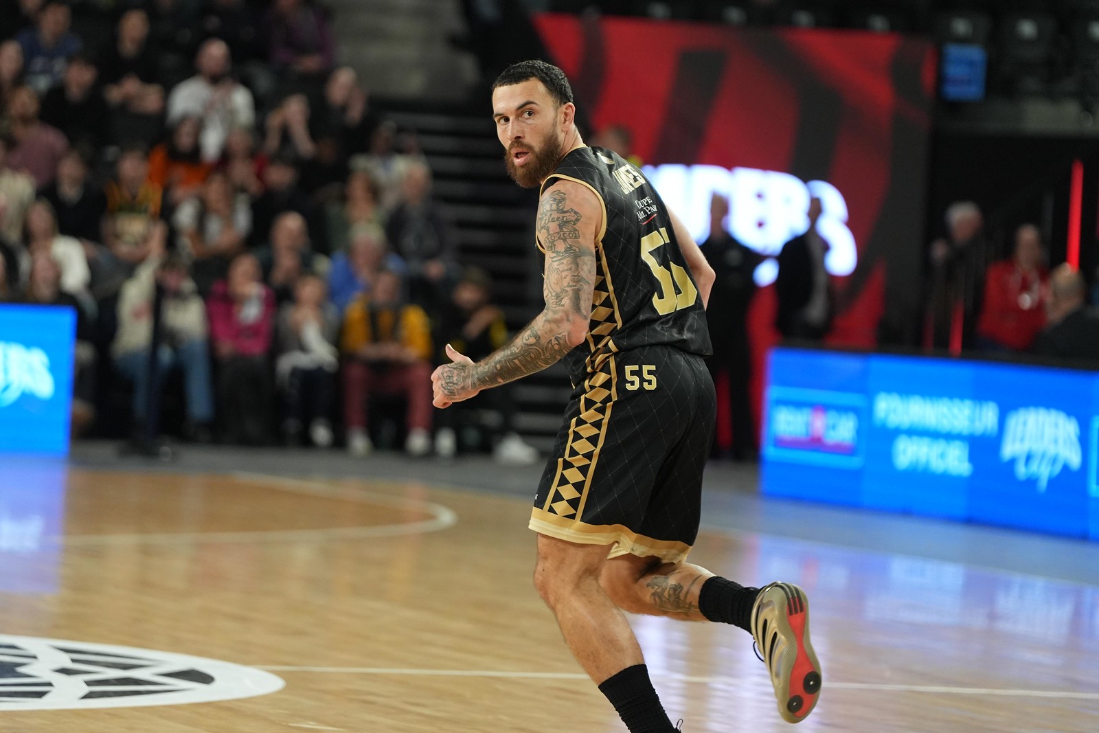 EuroLeague - Mike James, annoncé de retour à l’AS Monaco, n’a toujours pas participé à la préparation de l’équipe. Selon l’insider grec Sotiris Vetakis, le meneur américain doit rencontrer la direction monégasque dans les prochains jours pour exprimer ses plaintes.
