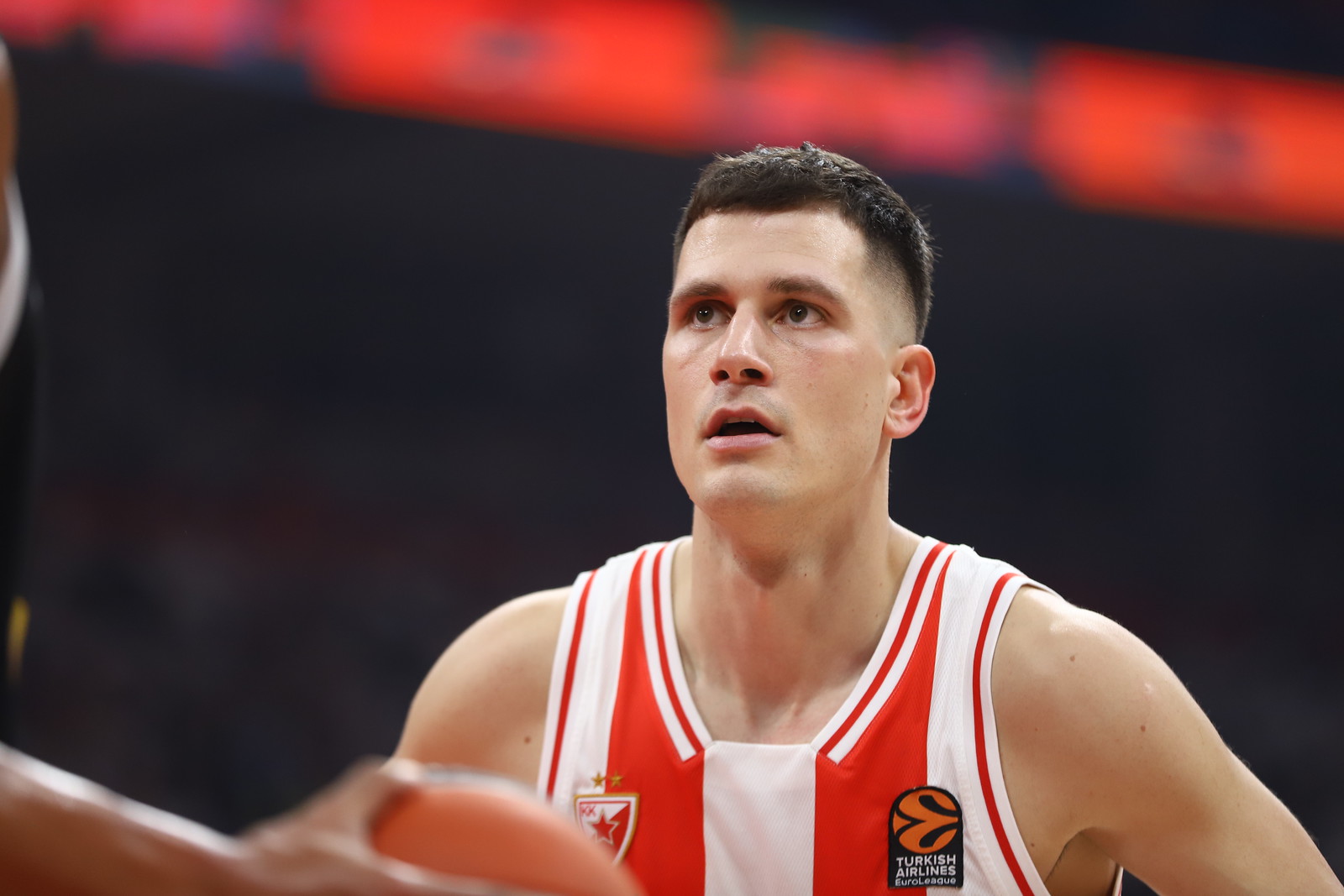 https://cdn.bebasket.fr/resources/images/blog/nemanja-nedovic-avec-letoile-rouge-de-belgrade-en-2024-1f089bed-b6d0-67ca-baf6-b9c283dac3d1.jpg