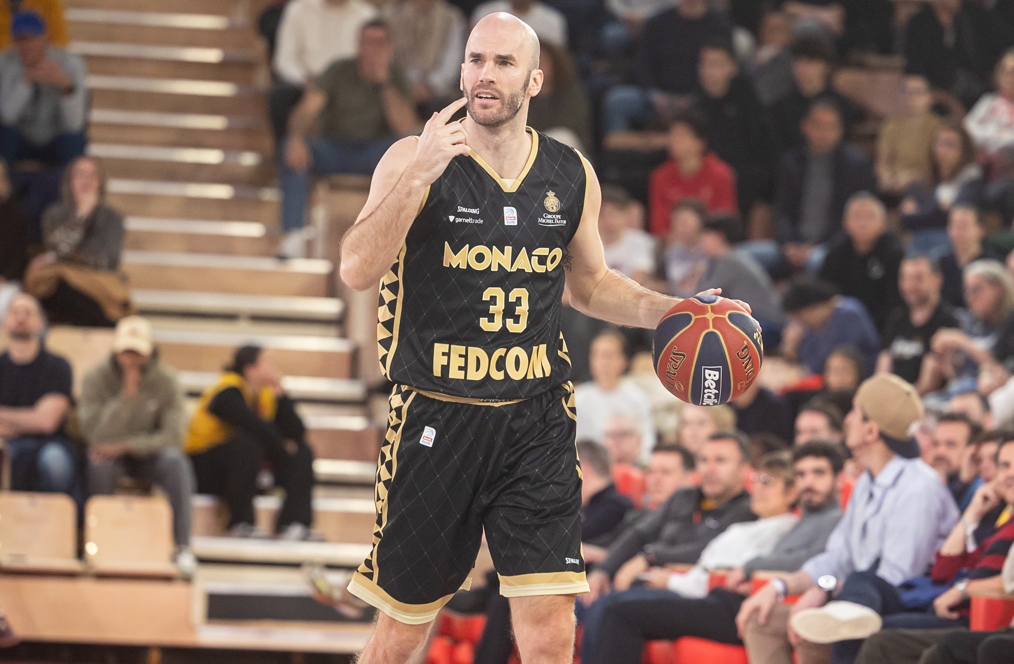 EuroLeague - Nick Calathes, meneur de l’AS Monaco et meilleur passeur et intercepteur de l’histoire de l’EuroLeague, ne figure pas dans la prestigieuse sélection des 25 meilleurs joueurs de l’histoire de la compétition. Une absence remarquée, qui a fait réagir son coéquipier Mike James.