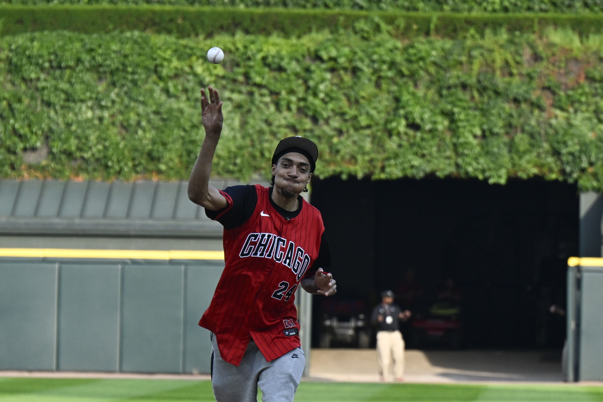 Le 7 juillet 2025, Noa Essengue a été présenté au public du Chicago White Sox contre les Toronto Blue Jays au Rate Field.