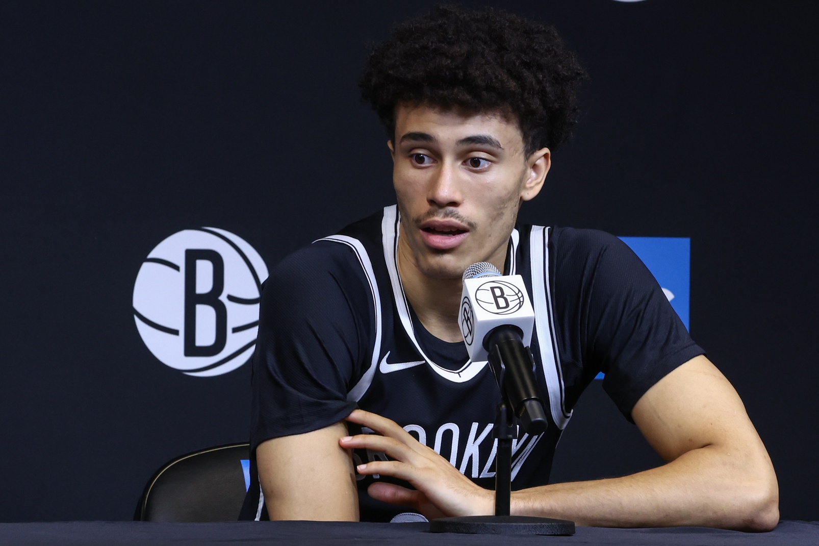 Nolan Traoré devant la presse au début du camp de présaison des Brooklyn Nets