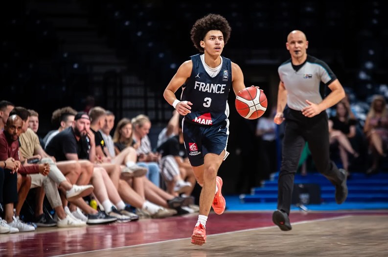 Isaac Guedegbe sous le maillot de l'équipe de France lors de l'EuroBasket U18