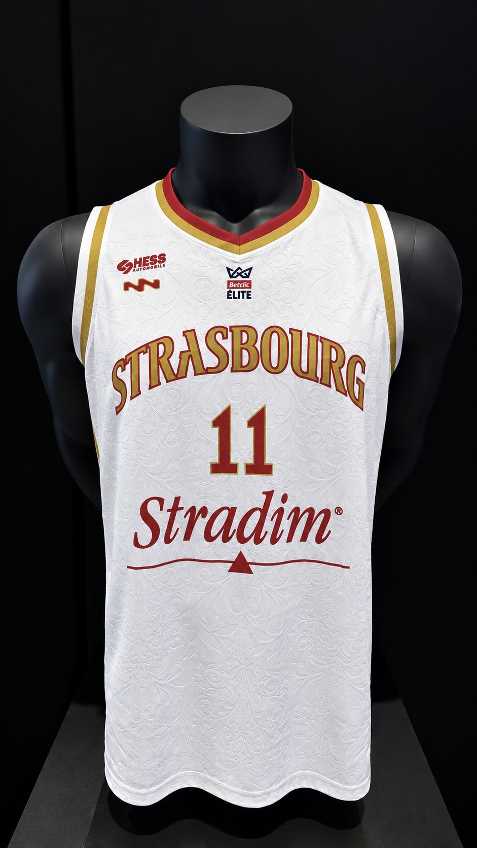 Le maillot blanc, direction artistique assurée par Matt Pokora. © SIG Strasbourg