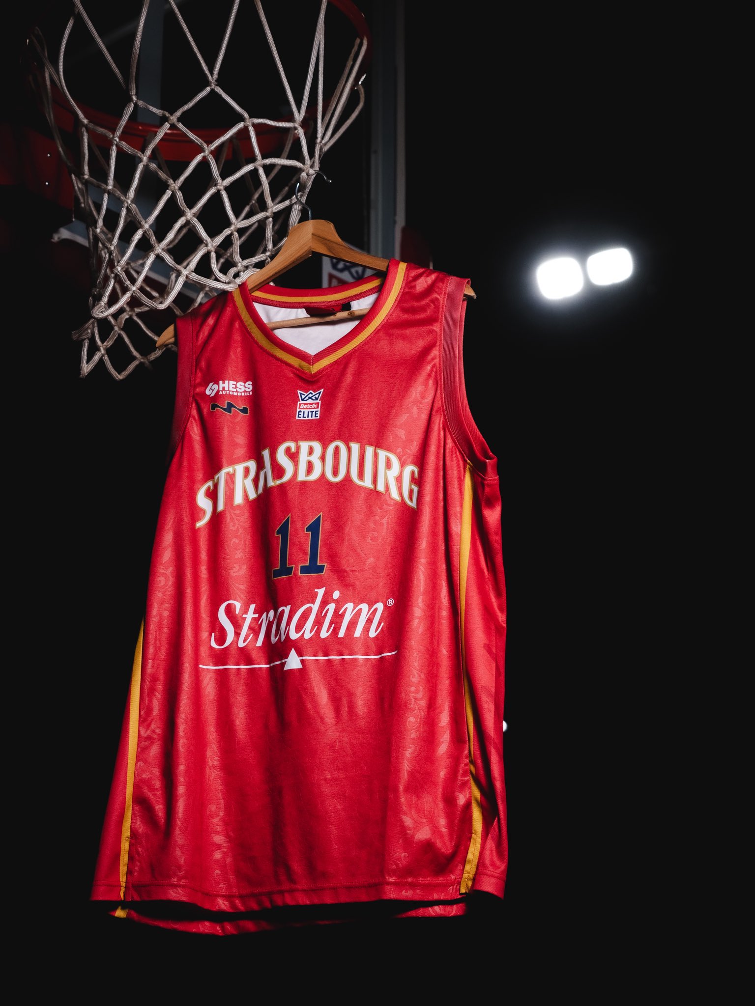 Le maillot rouge, direction artistique assurée par Matt Pokora. © SIG Strasbourg