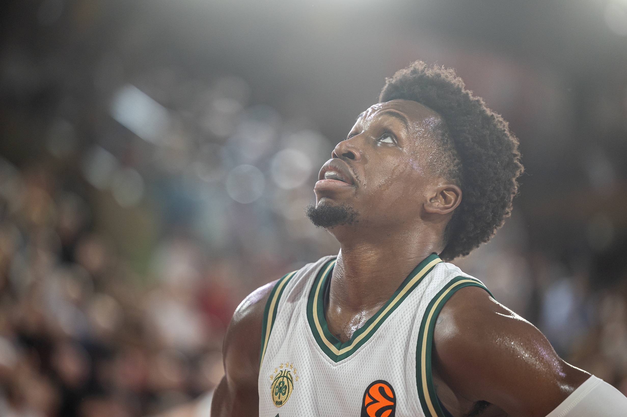 Betclic ÉLITE - T.J. Shorts fait son grand retour à Paris ce mardi soir avec le Panathinaïkos en EuroLeague. Double MVP du championnat et héros du quadruplé historique du Paris Basketball (Leaders Cup et EuroCup en 2024, Coupe de France et titre de champion de France en 2025), le meneur américano-macédonien traverse une période délicate en Grèce. À Bercy, il recevra sa bague de champion dans une soirée chargée d’émotion.