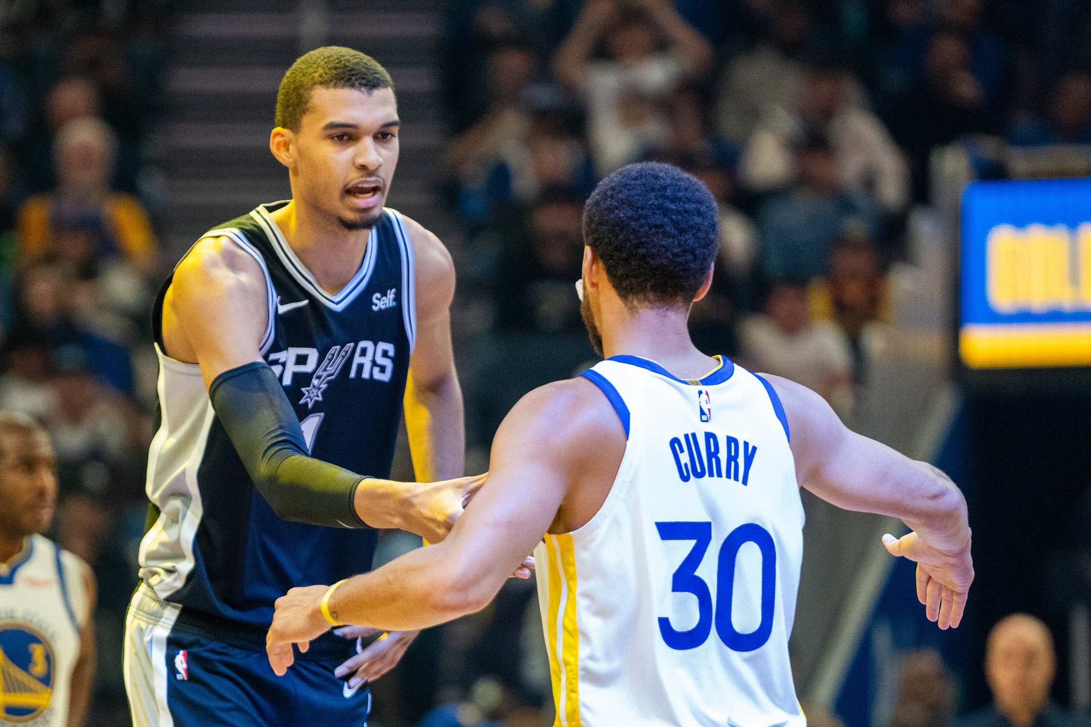 Victor Wembanyama continue d’impressionner la NBA et ses adversaires ne tarissent pas d’éloges sur le prodige français. Récemment, deux joueurs ont trouvé des comparaisons flatteuses avec des superstars de la ligue pour décrire l’impact unique du pivot des San Antonio Spurs. Wembanyama, un Luka Doncic version géante Avant le choc entre les Lakers et les […]