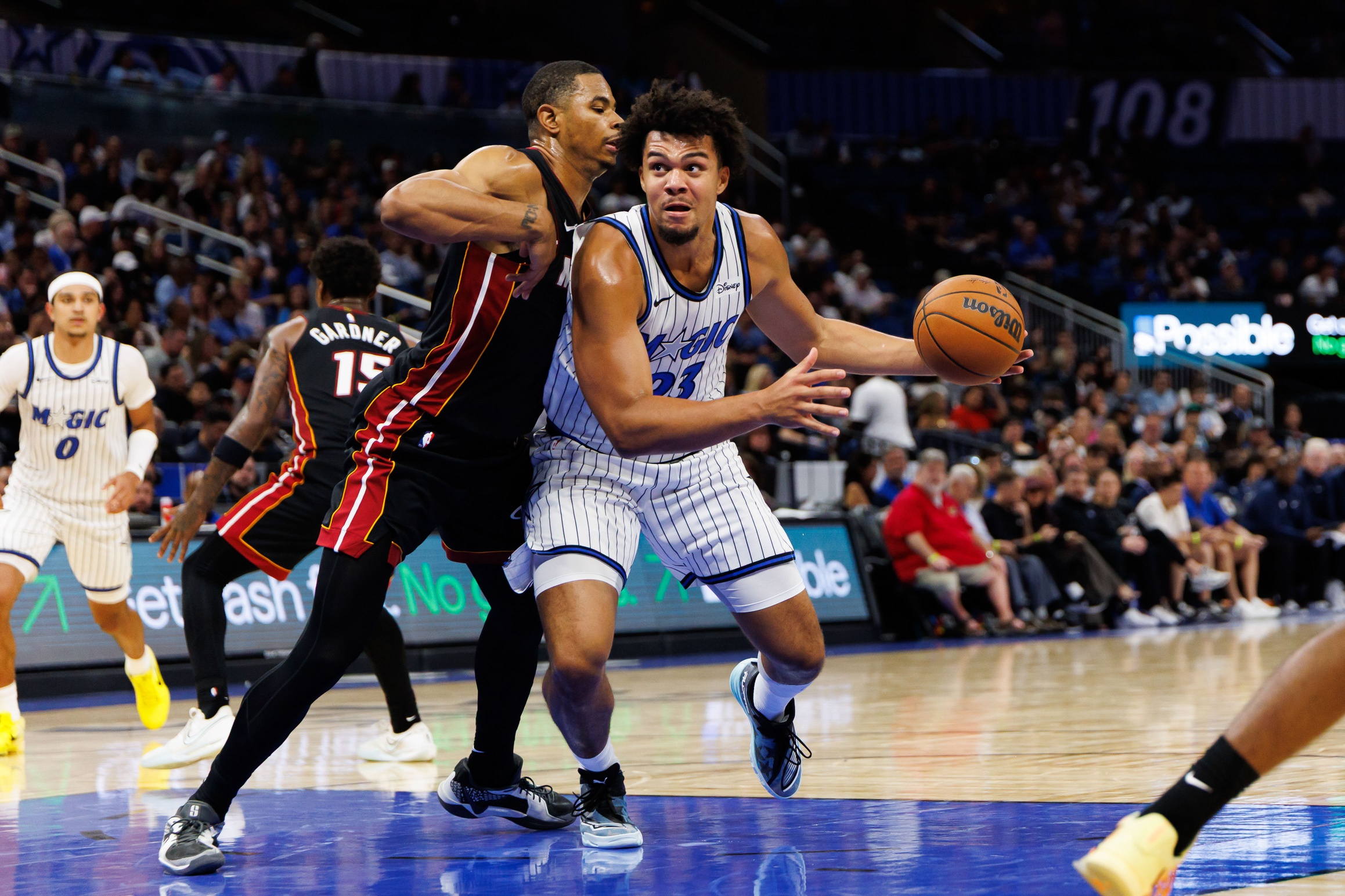 G-League - Pour sa première en G-League, Noah Penda a livré une prestation solide avec Osceola. Le rookie français, jusque-là cantonné à un rôle limité en NBA, a frôlé le double-double face à Austin.