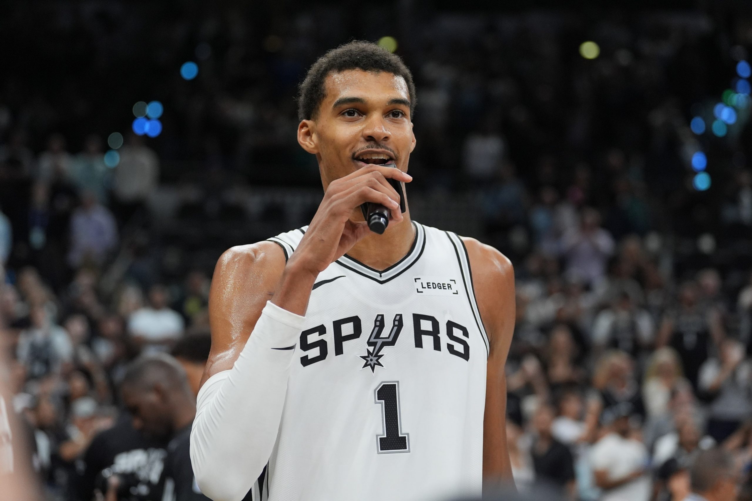 NBA - Victor Wembanyama a été désigné joueur de la semaine dans la conférence Ouest après un début de saison exceptionnel avec San Antonio. Le Français a porté les Spurs à trois victoires en autant de matchs, tournant à 33,3 points et 13,3 rebonds de moyenne. Monstrueux !