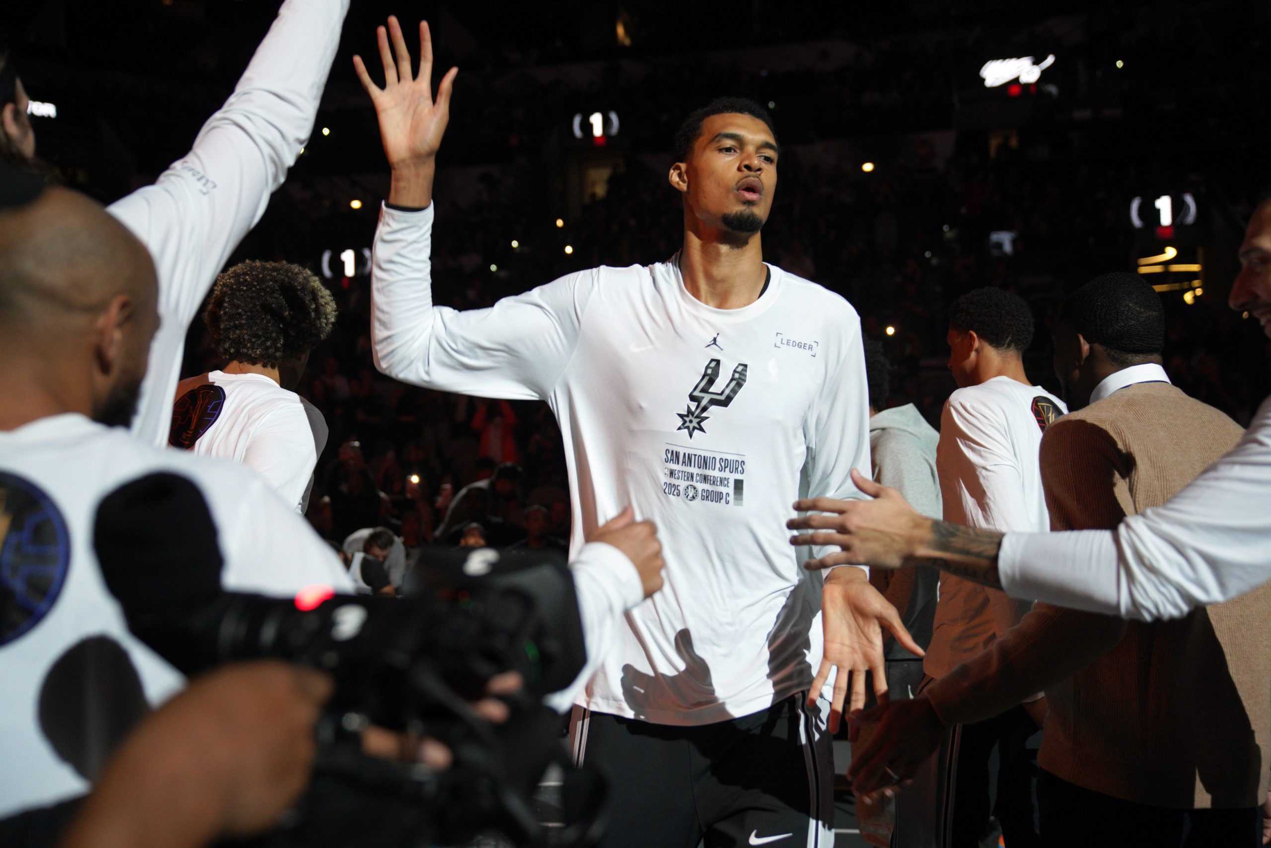 Gêné au mollet gauche où il souffre d’une élongation, Victor Wembanyama va être ménagé par sa franchise pendant au moins trois semaines.