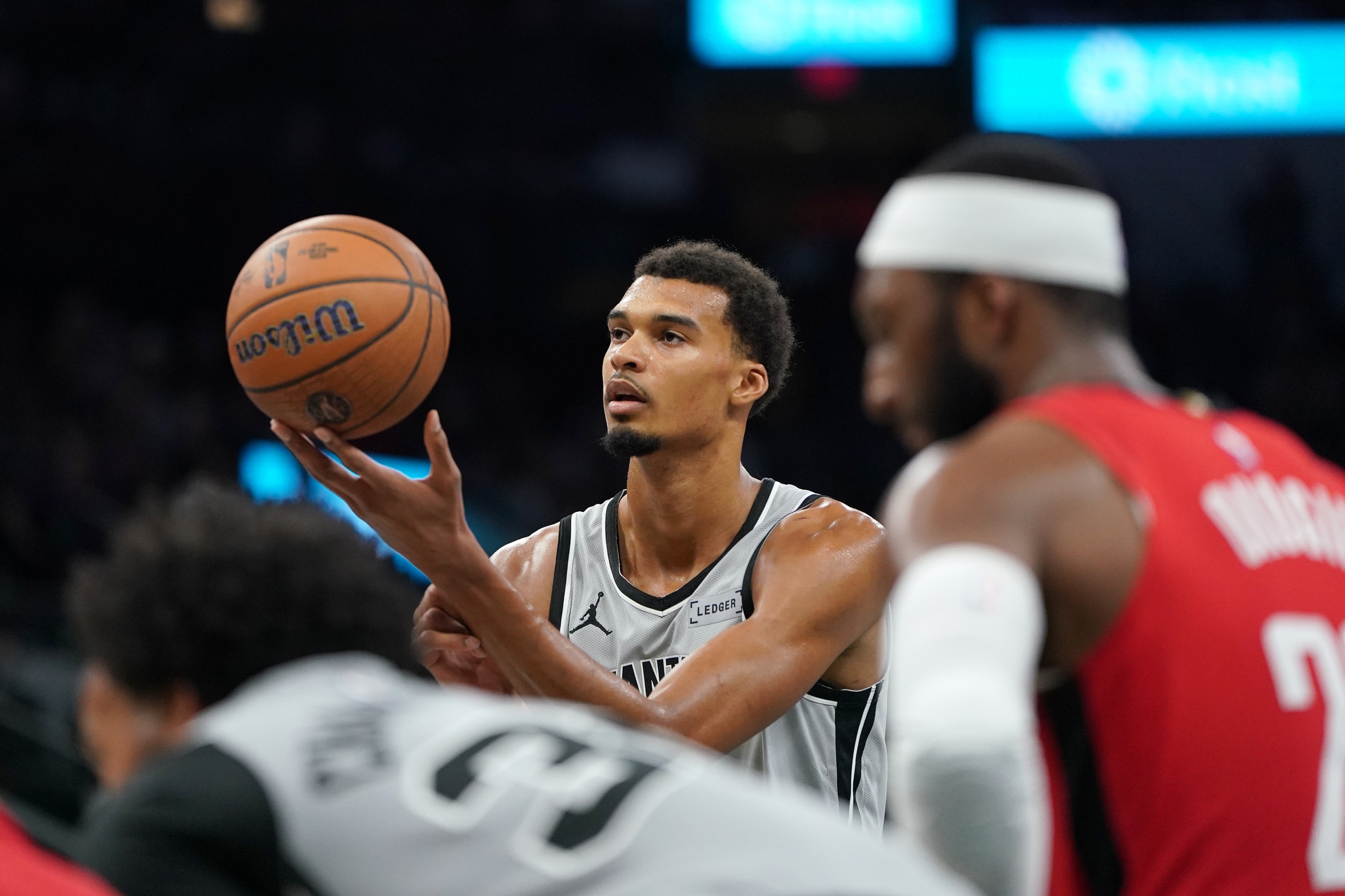 Victor Wembanyama a évoqué sa relation avec la star de Houston Kevin Durant qu'il admire depuis toujours, et son envie d'apprendre de lui.