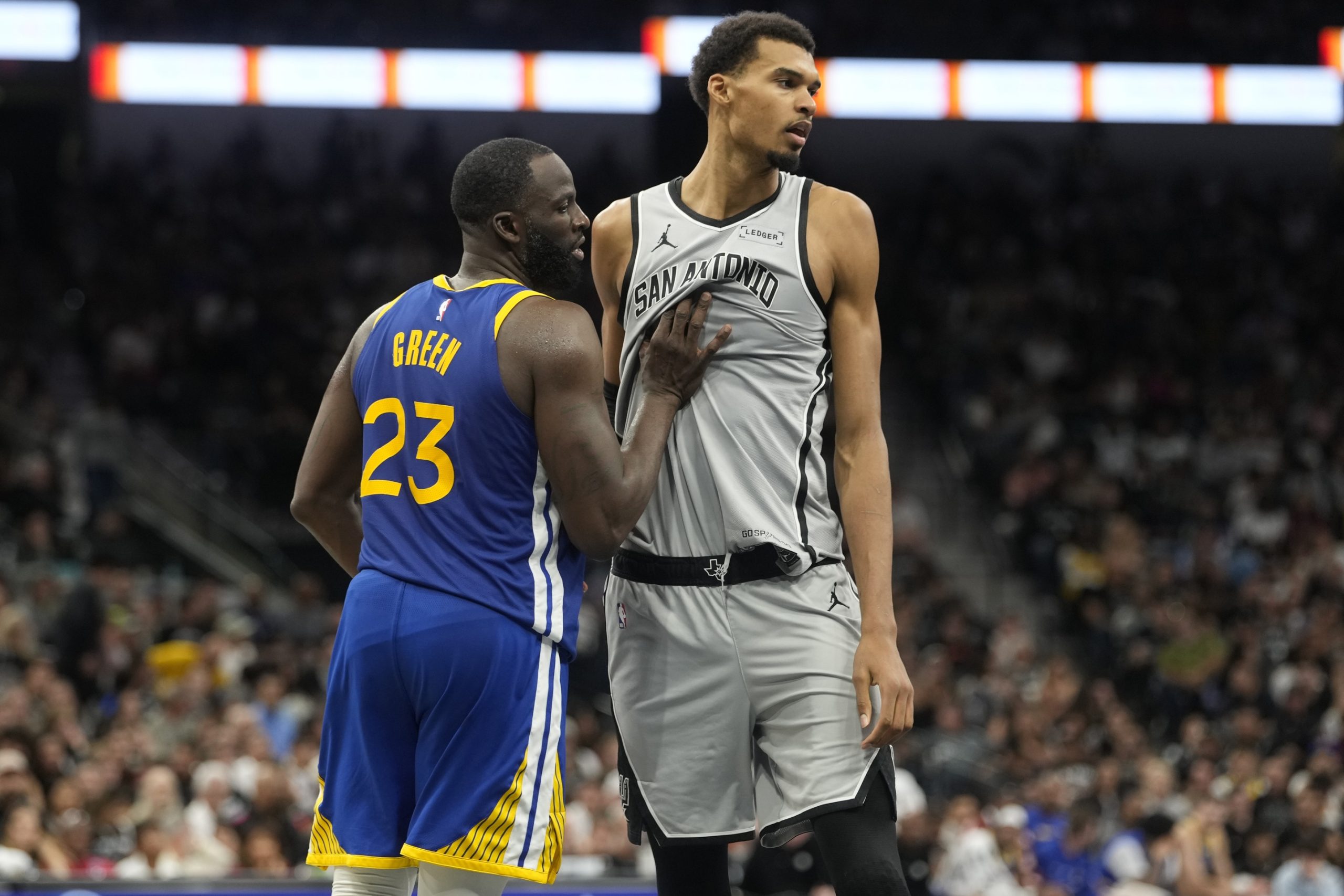 NBA - Déjà défaits par Golden State il y a deux jours, les Spurs de San Antonio ont de nouveau été battus sur le fil, dans la nuit de vendredi à samedi, par les Warriors d'un Stephen Curry monumental (49 points), malgré un gros double-double de Victor Wembanyama. Rudy Gobert et les Minnesota Timberwolves ont eux engrangé un quatrième succès consécutif.