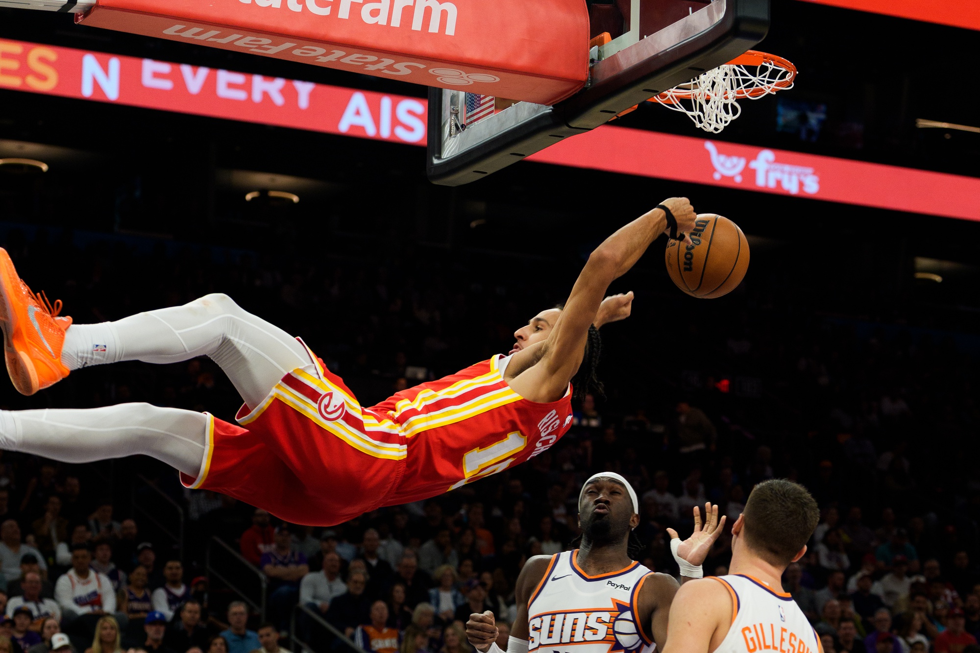 Zaccharie Risacher a été entraîné dans son élan après un dunk en contre-attaque, avant de tomber fort sur le sol