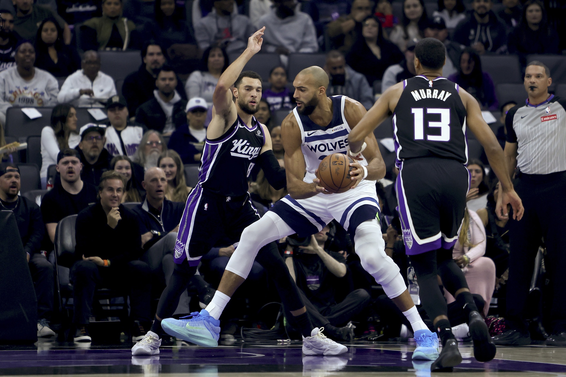 Rudy Gobert (2,16 m, 33 ans) a vécu une soirée frustrante à Sacramento. Une de plus pour des Timberwolves qui ont enchaîné un second choke monumental, s’inclinant après prolongation contre les Kings de Maxime Raynaud (117-112). Déjà auteurs d’une fin de match catastrophique vendredi à Phoenix, les joueurs de Chris Finch ont récidivé. Cette fois, […]