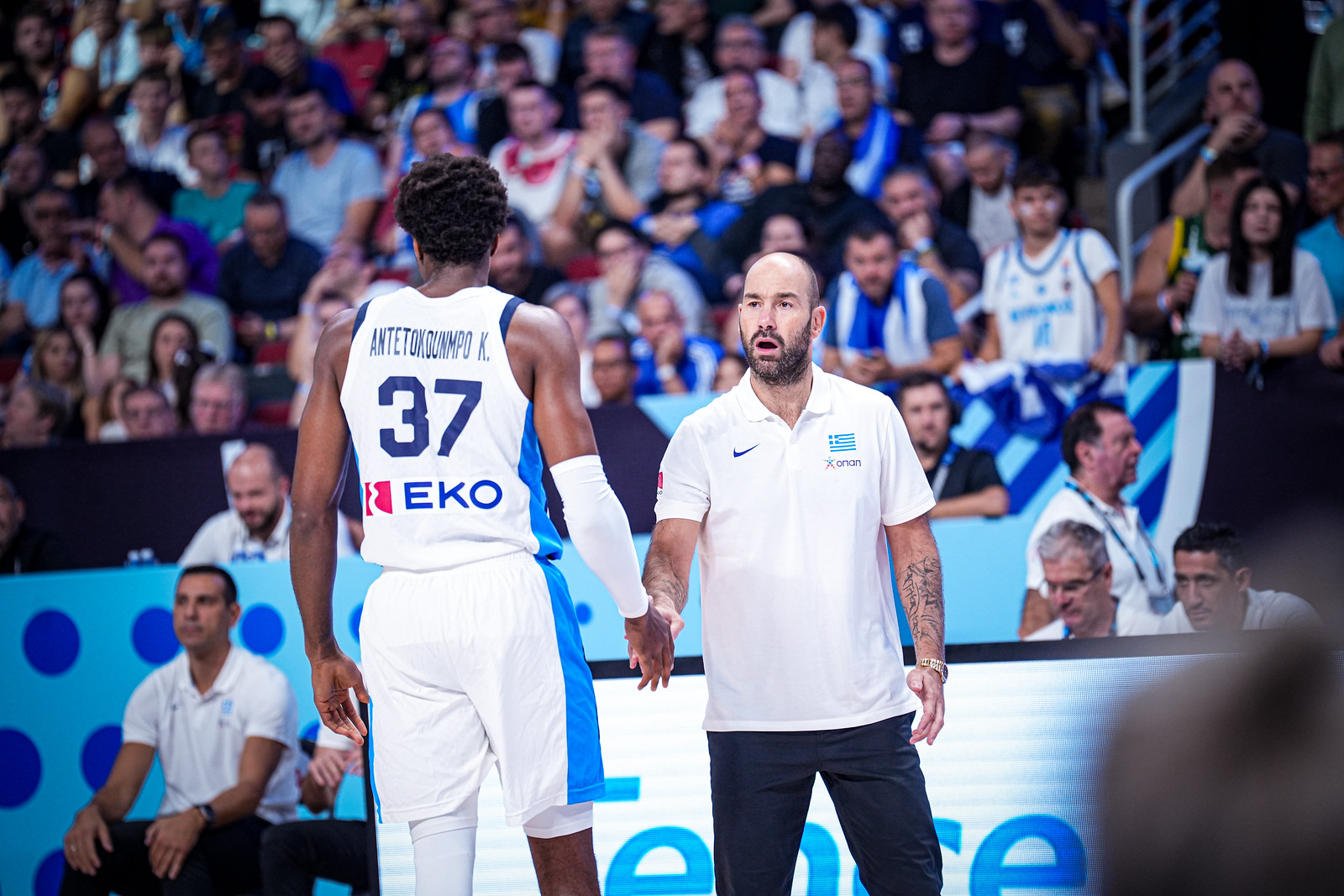 C’est officiel : Vassilis Spanoulis reste le sélectionneur de la Grèce jusqu’au Mondial 2027. Malgré les réticences initiales de l’AS Monaco, la fédération grecque a confirmé la prolongation de contrat de Kill Bill, qui continuera à mener les Bleus et Blancs dans leur quête de stabilité et de succès.