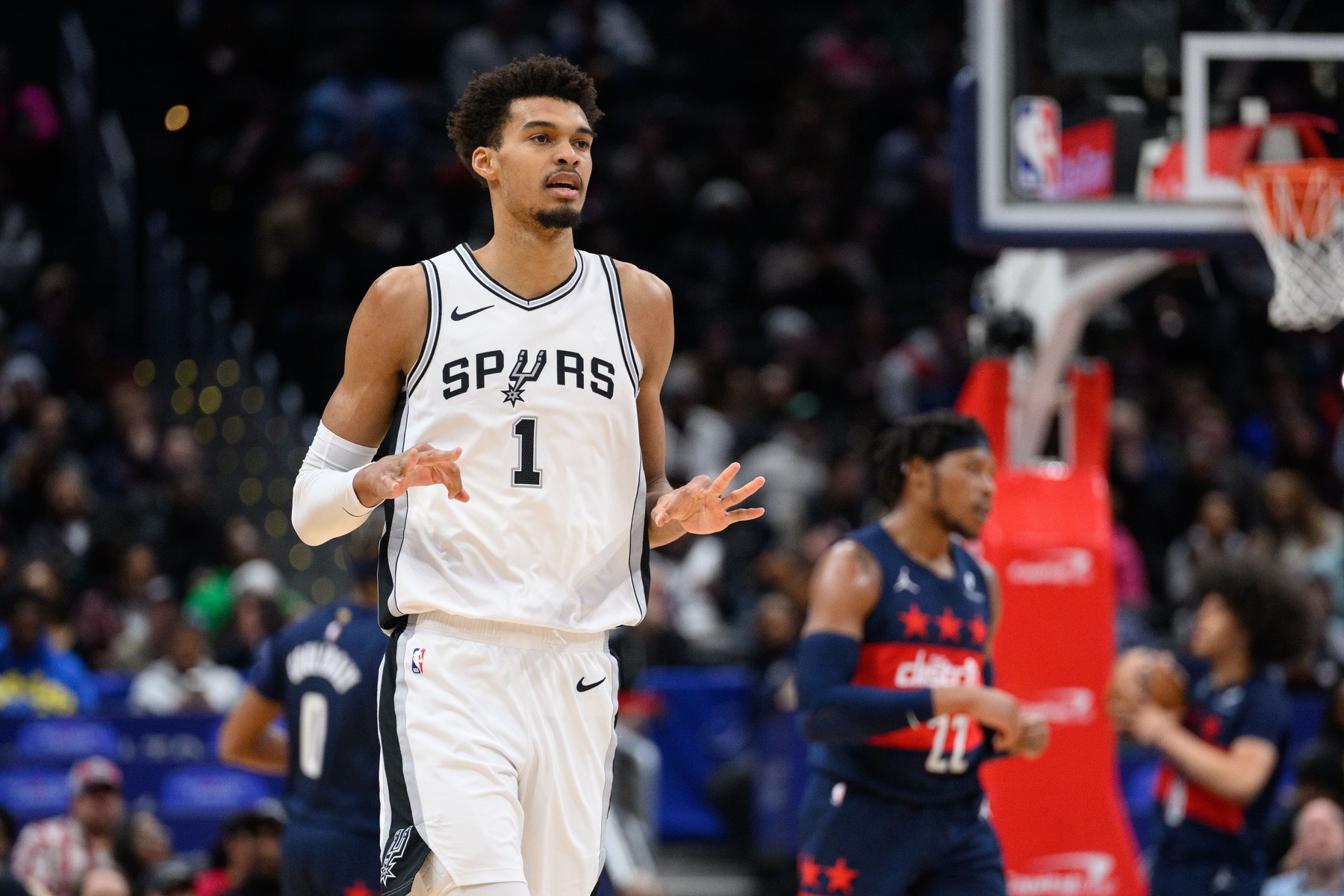 Victor Wembanyama a surpris tout le monde en choisissant Brive pour sa préparation estivale. La star française du basket, actuellement sous contrat avec les San Antonio Spurs en NBA, a passé cinq jours dans la ville corrézienne pour poursuivre sa remise en forme après sa blessure à l’épaule droite. Victor Wembanyama était à Brive ces […]